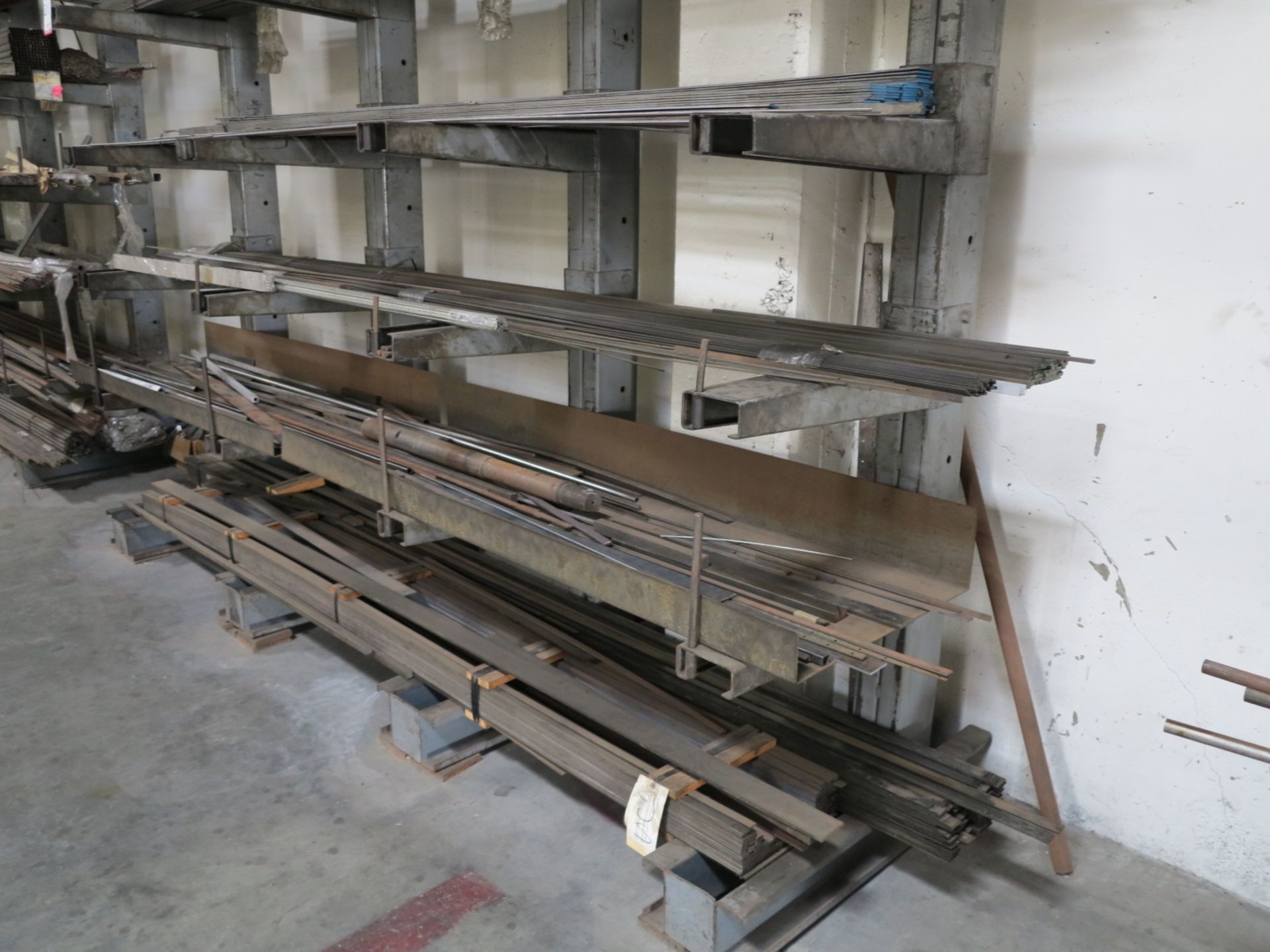 LOT - CONTENTS OF CANTILEVER RACK TO INCLUDE: MISC 10' & 12' USEABLE STEEL BAR, PIPE, ETC. - Bild 3 aus 3