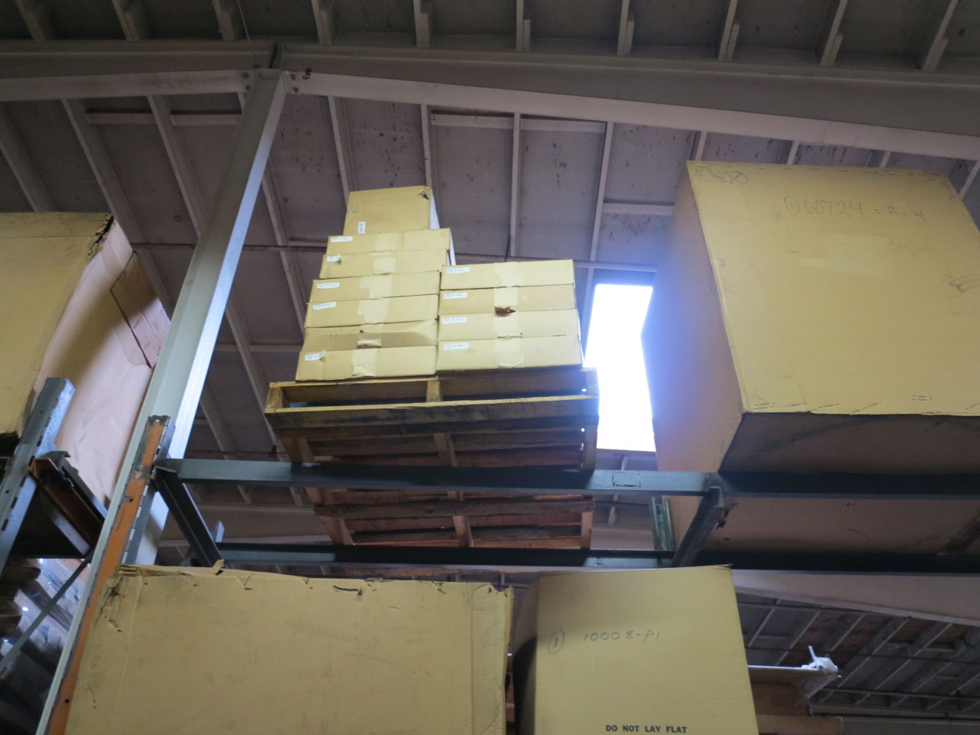 LOT - CONTENTS OF (2) SECTIONS OF PALLET RACK TO INCLUDE: GLASS SHELVES; ITEM # 60724, RACK RND. 42" - Bild 6 aus 12