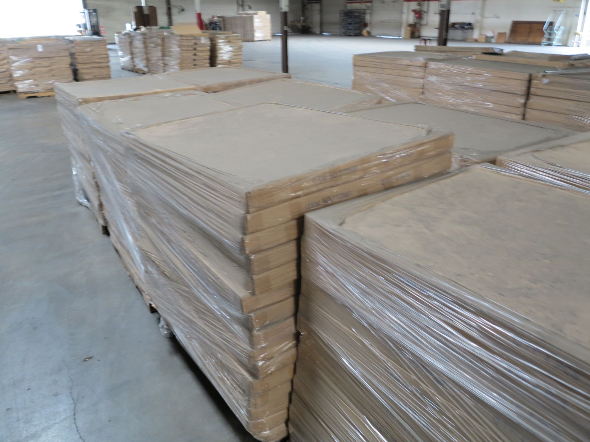LOT - (20) PALLETS ON FLOOR TO INCLUDE: ITEM # T7756, ADJUSTABLE HANGBAR, SUEDE CHROME PLATED - Bild 4 aus 6