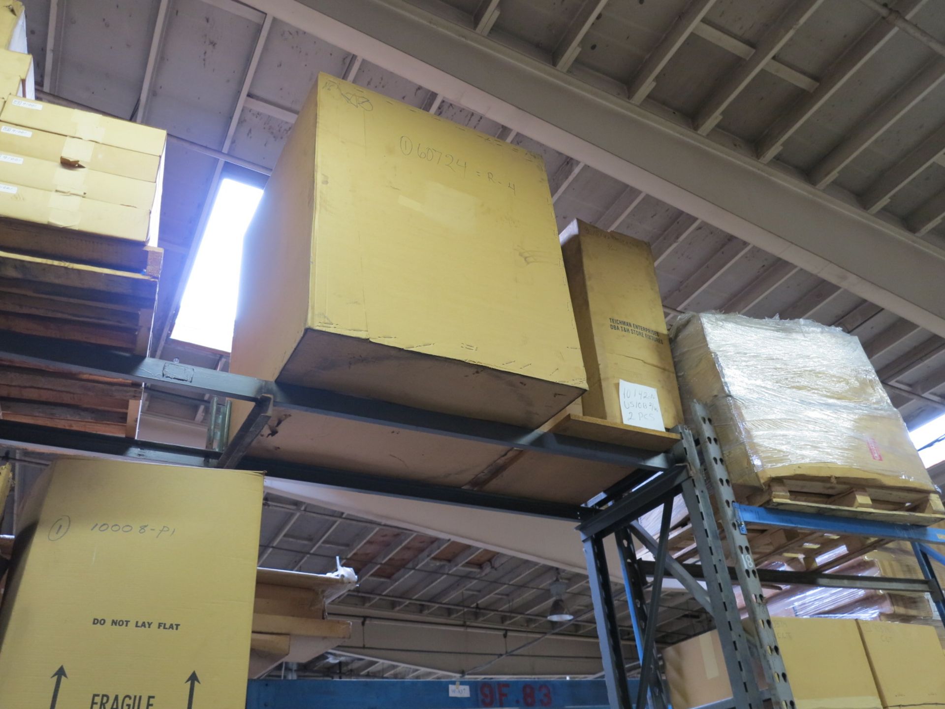 LOT - CONTENTS OF (2) SECTIONS OF PALLET RACK TO INCLUDE: GLASS SHELVES; ITEM # 60724, RACK RND. 42" - Bild 7 aus 12
