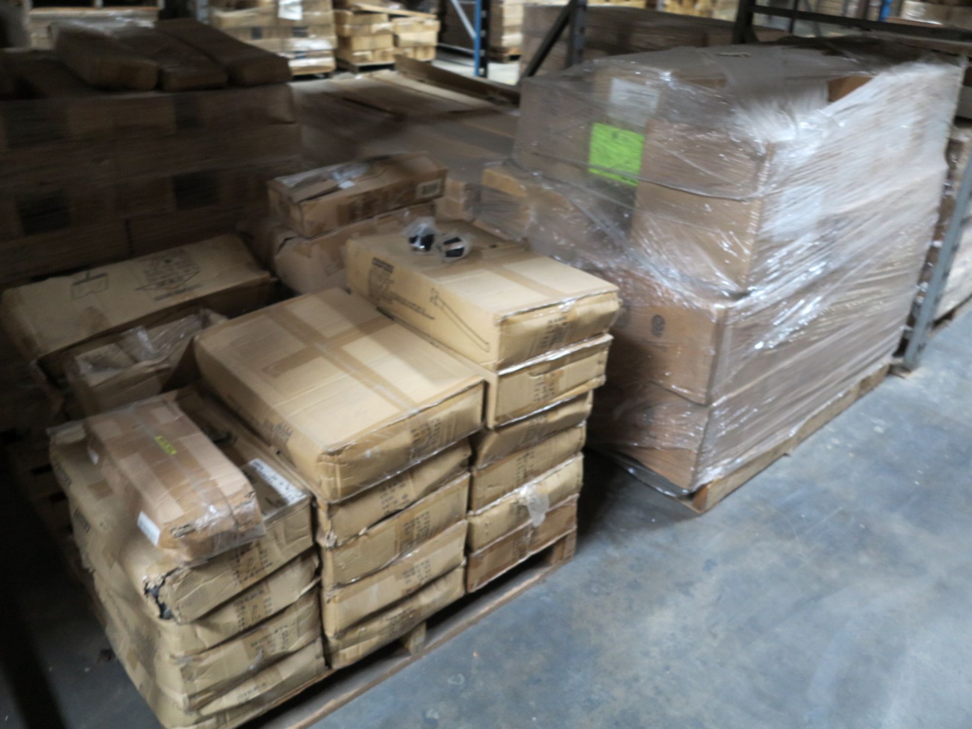 LOT - CONTENTS OF (2) SECTIONS OF PALLET RACK TO INCLUDE: ITEM # 26129, 2 WAY COSTUMER W CASTERS ( - Bild 2 aus 6