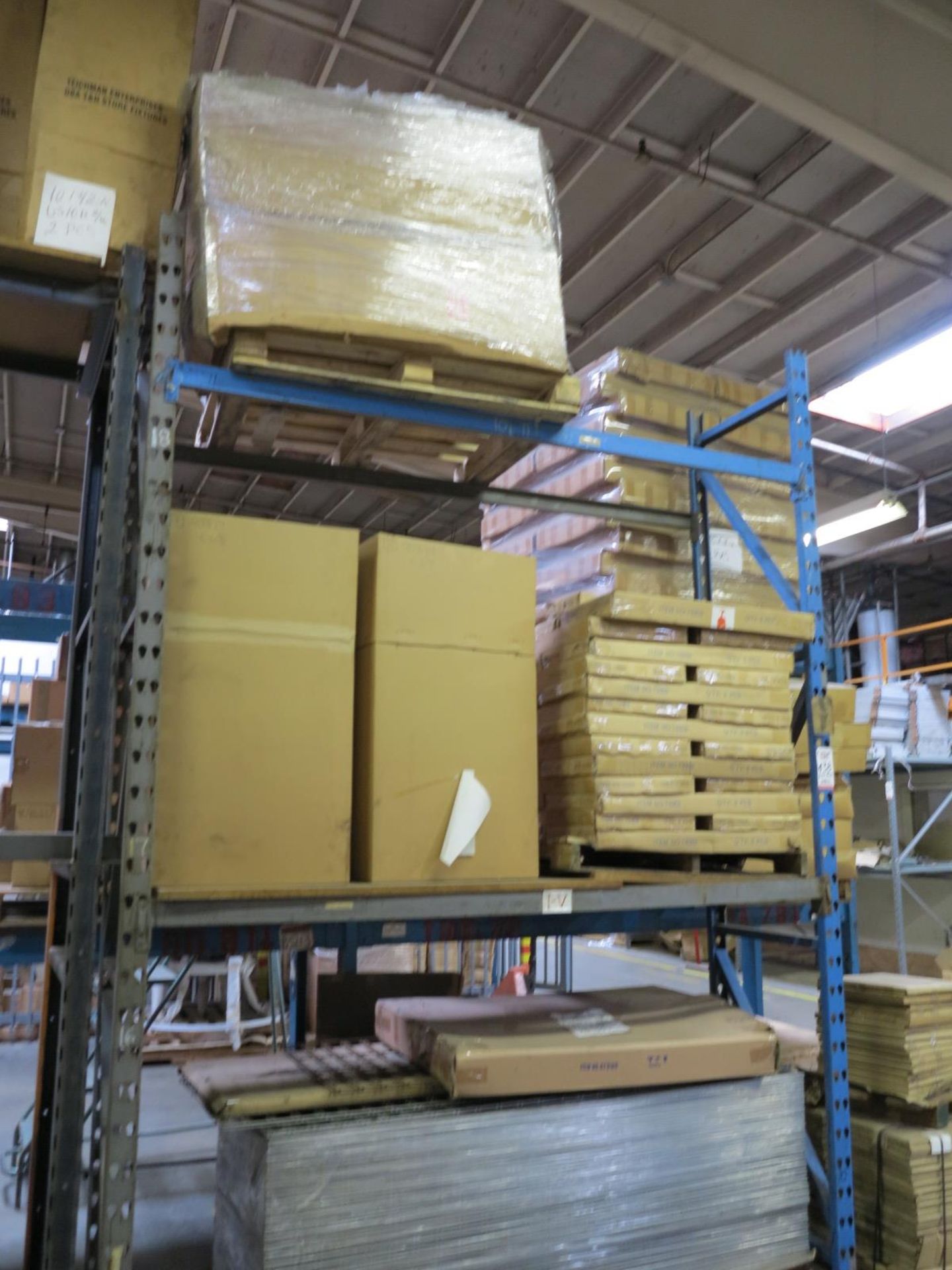 LOT - CONTENTS OF (2) SECTIONS OF PALLET RACK TO INCLUDE: GLASS SHELVES; ITEM # 60724, RACK RND. 42" - Bild 3 aus 12