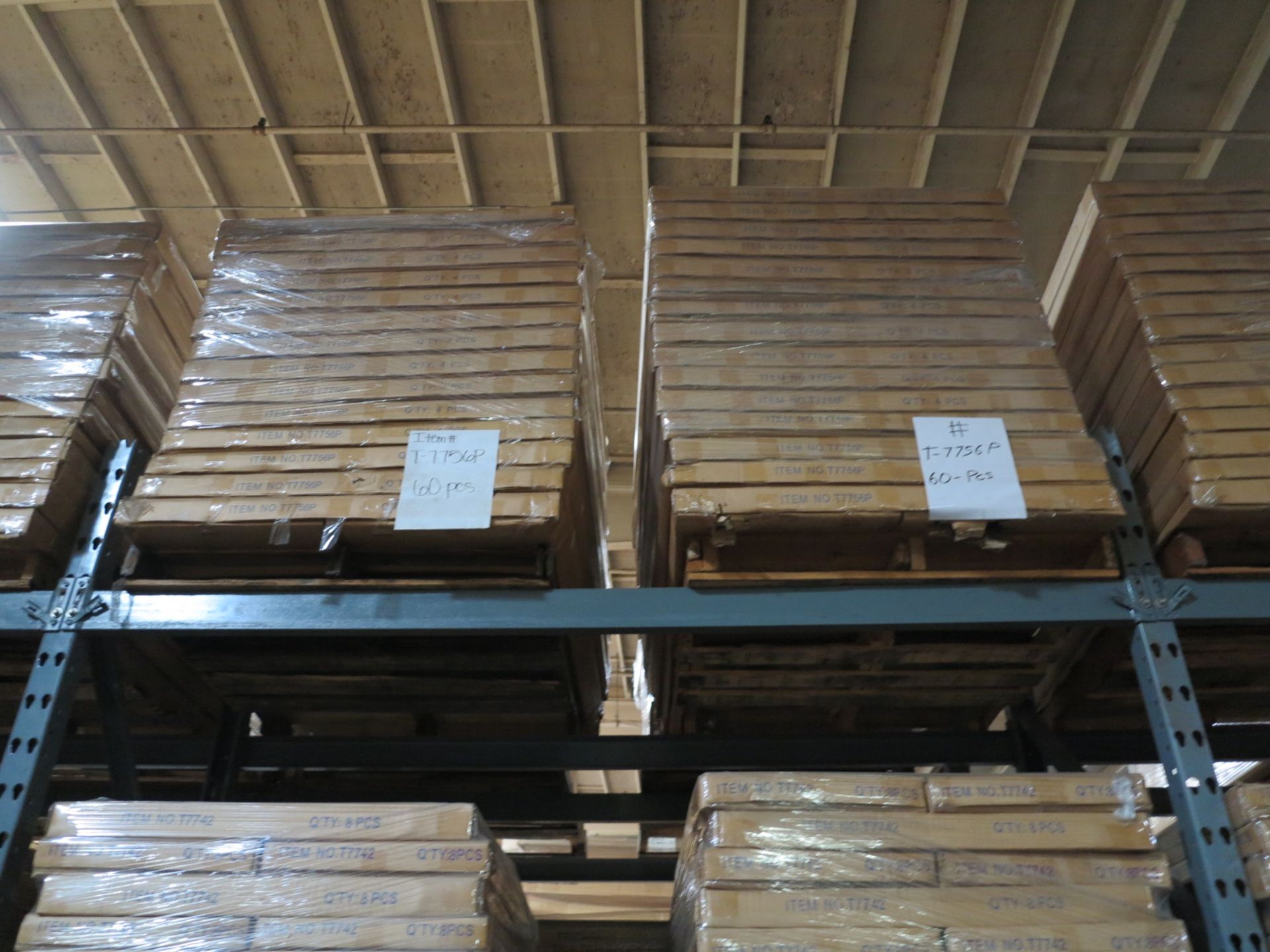 LOT - CONTENTS OF (2) SECTIONS OF PALLET RACK TO INCLUDE: ITEM # T8946, ADJUSTABLE HANGBAR, SUEDE - Bild 6 aus 8