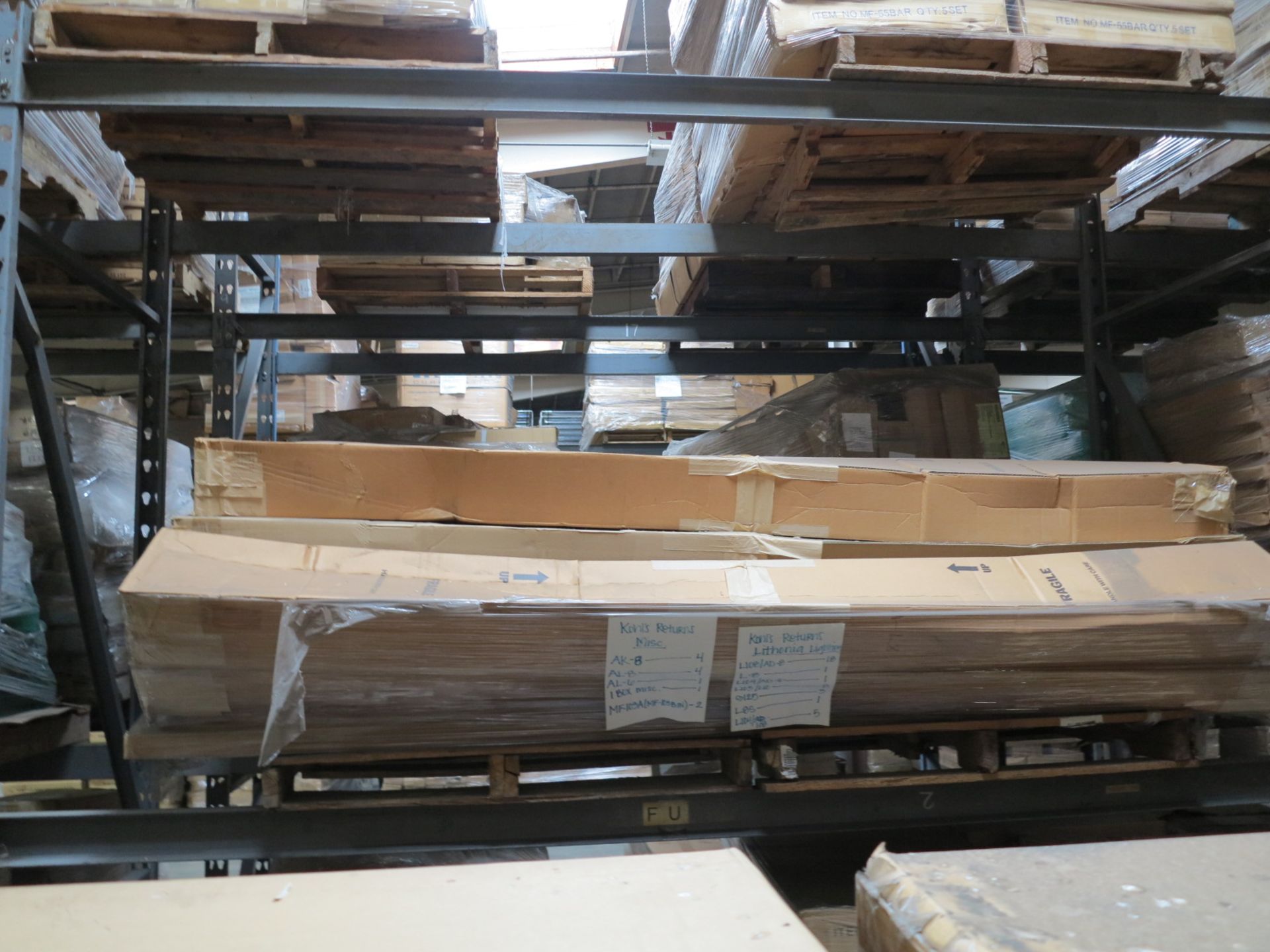 LOT - CONTENTS OF (2) SECTIONS OF PALLET RACK TO INCLUDE: FACEOUTS; HARDWARE; LITHONIA LIGHTING; - Bild 5 aus 6