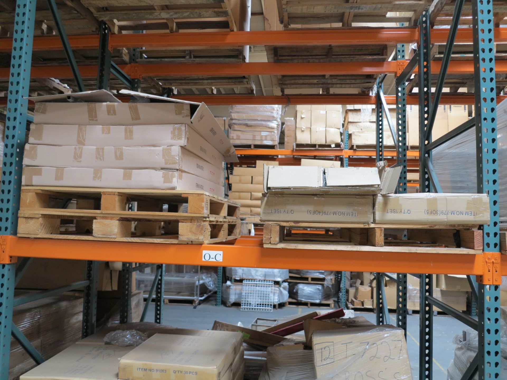 LOT - CONTENTS OF (2) SECTIONS OF PALLET RACK TO INCLUDE: ITEM #90425, PLATE STAND, TRIV. SATIN - Bild 7 aus 8