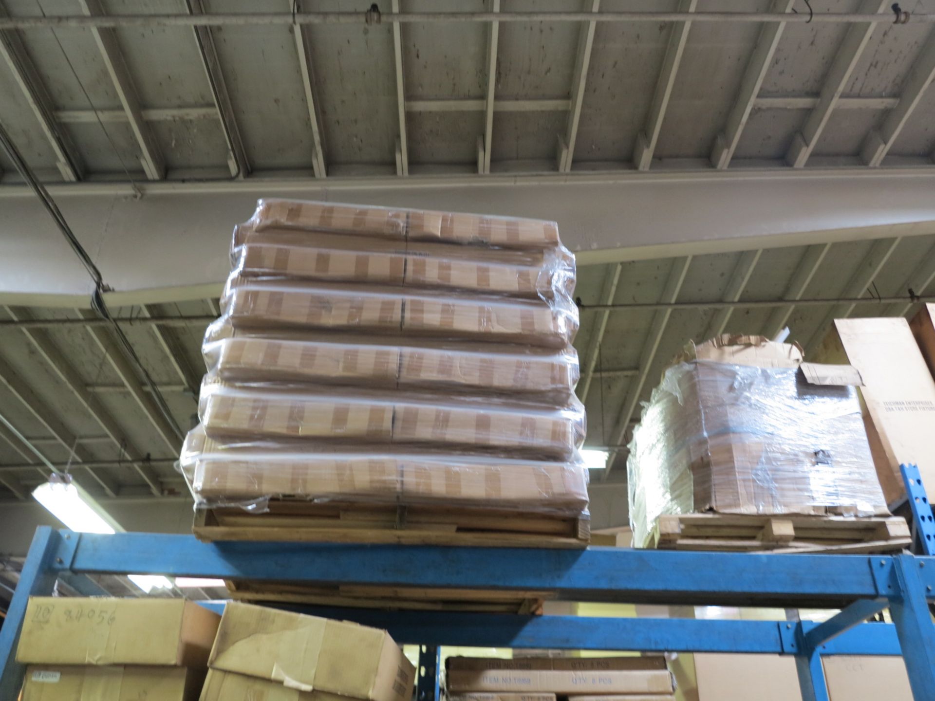LOT - CONTENTS OF (2) SECTIONS OF PALLET RACK TO INCLUDE: ITEM # 26129, 2 WAY COSTUMER W CASTERS ( - Bild 5 aus 7