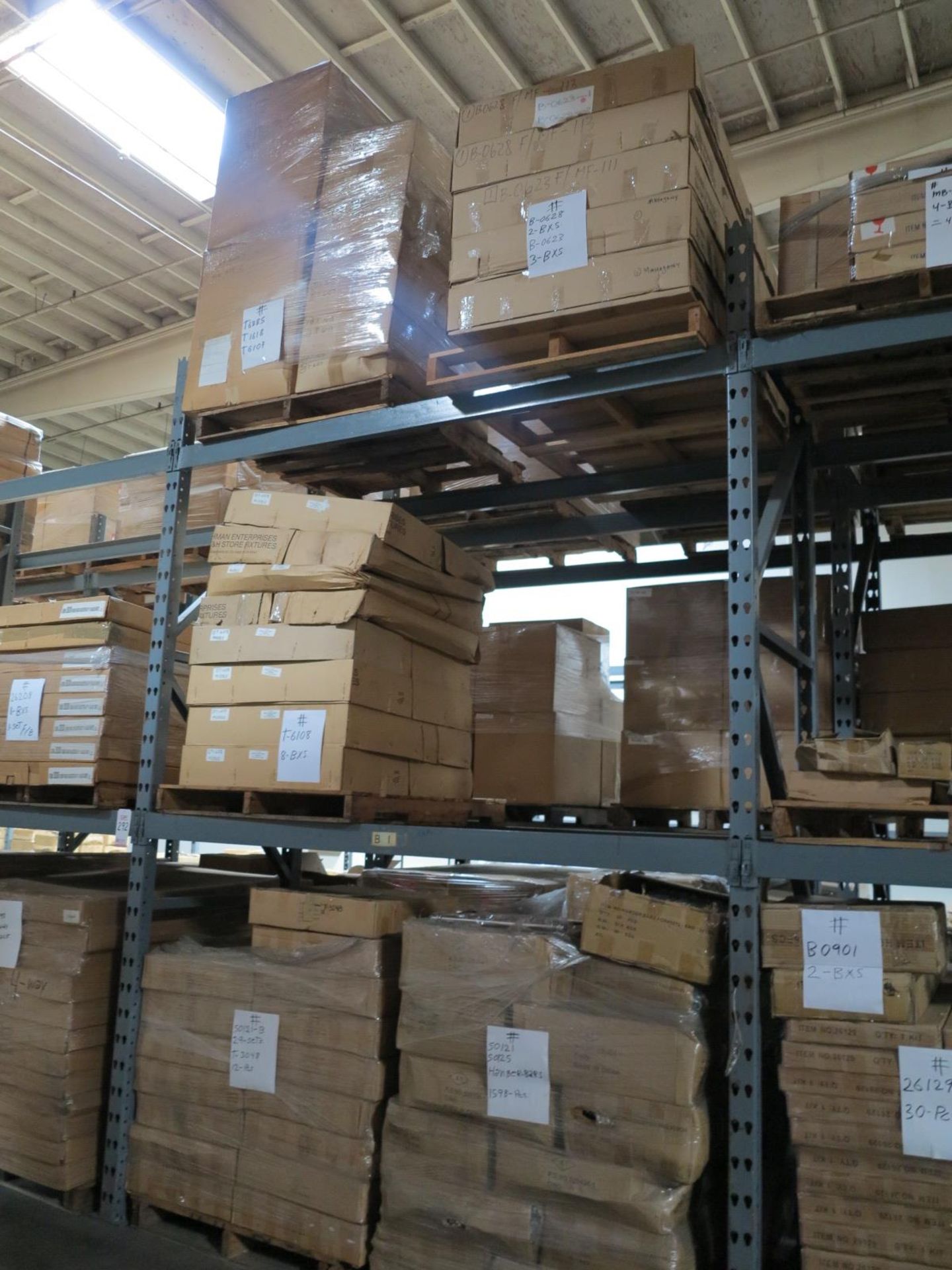 LOT - CONTENTS OF (2) SECTIONS OF PALLET RACK TO INCLUDE: ITEM # 26129, 2 WAY COSTUMER W CASTERS ( - Bild 2 aus 8