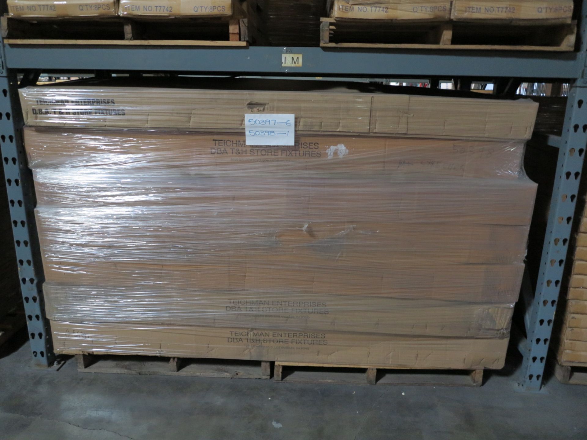 LOT - CONTENTS OF (2) SECTIONS OF PALLET RACK TO INCLUDE: ITEM # T8946, ADJUSTABLE HANGBAR, SUEDE - Bild 8 aus 8
