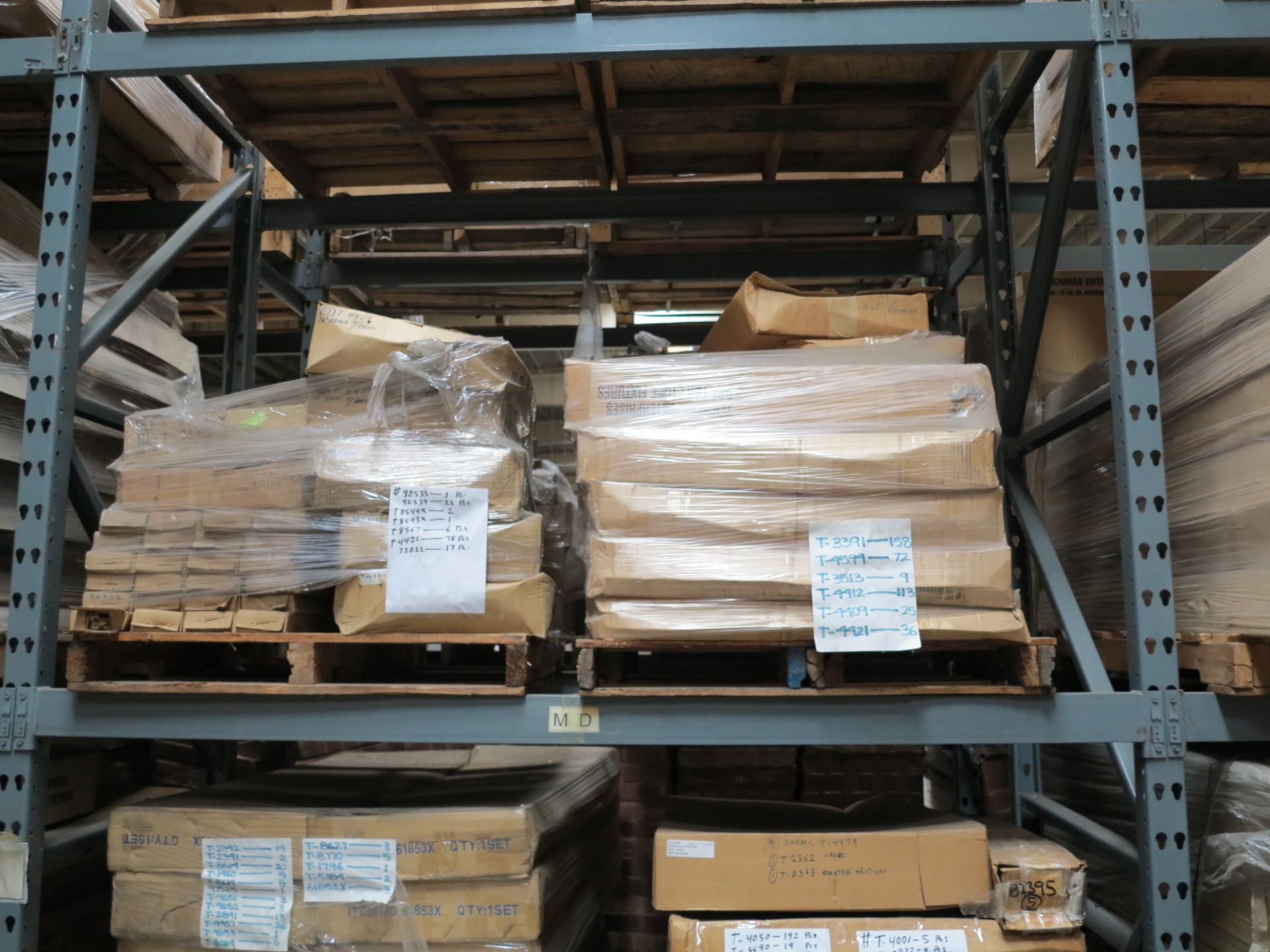 LOT - CONTENTS OF (2) SECTIONS OF PALLET RACK TO INCLUDE: ITEM # 50681, 5FT L. ADD ON SET 82" HIGH W - Bild 7 aus 8