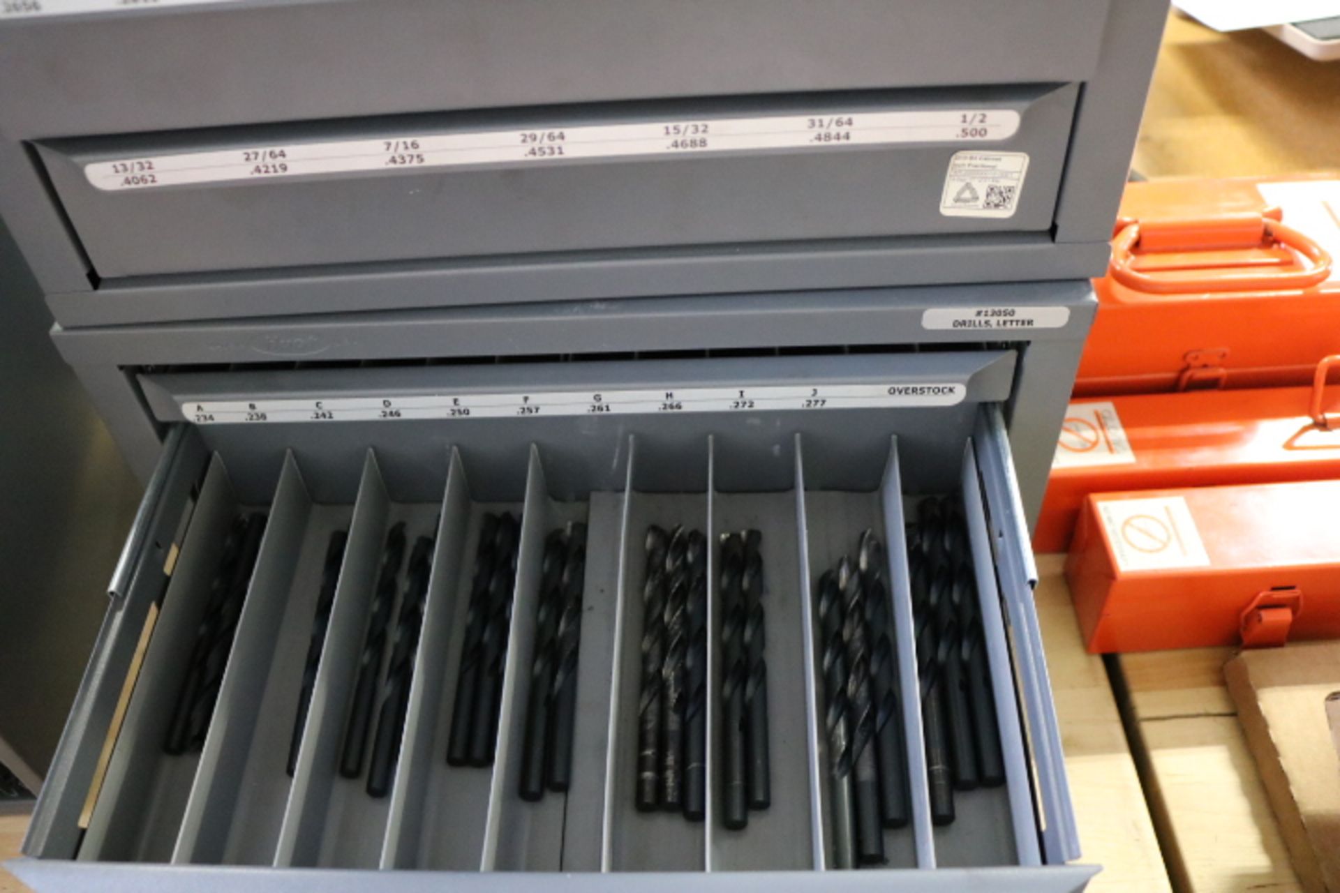 LOT - PAIR OF STACKABLE DRILL INDEX DRAWER CABINETS, W/ DRILL BITS - Image 4 of 5