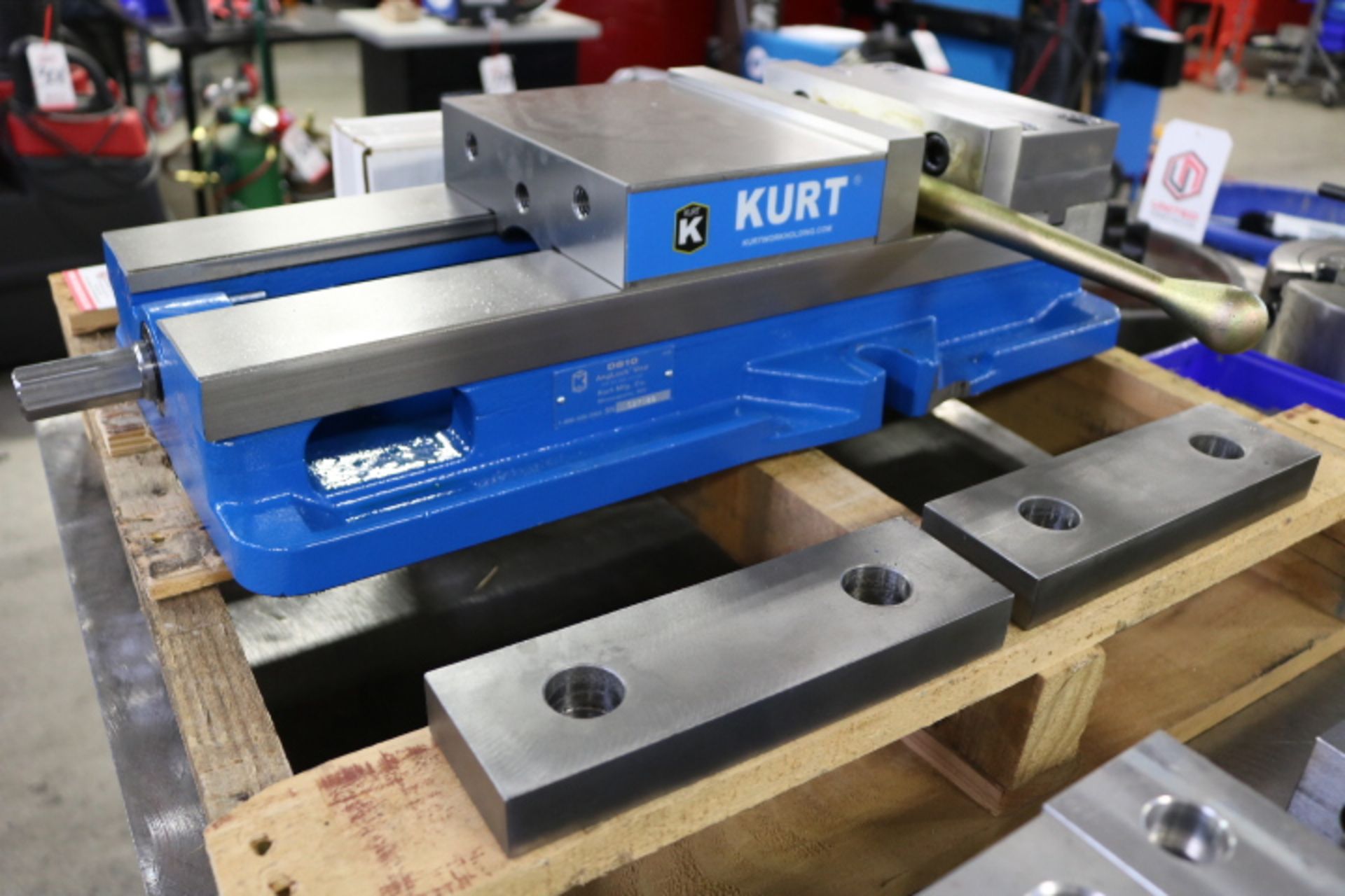 LOT - KURT 8" MACHINE VISE, MODEL D810, W/ (4) STEEL JAWS AND KURT VISE WORK STOPS - Image 2 of 4