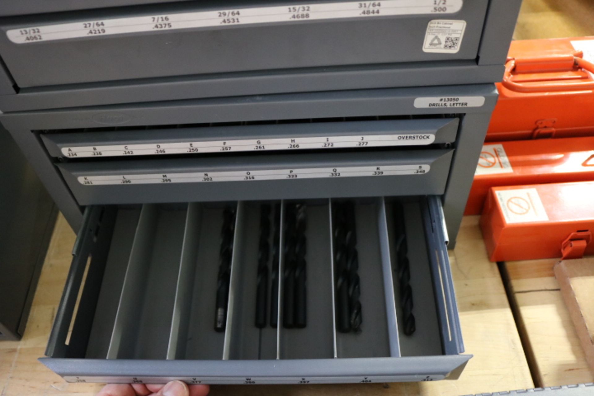 LOT - PAIR OF STACKABLE DRILL INDEX DRAWER CABINETS, W/ DRILL BITS - Image 5 of 5