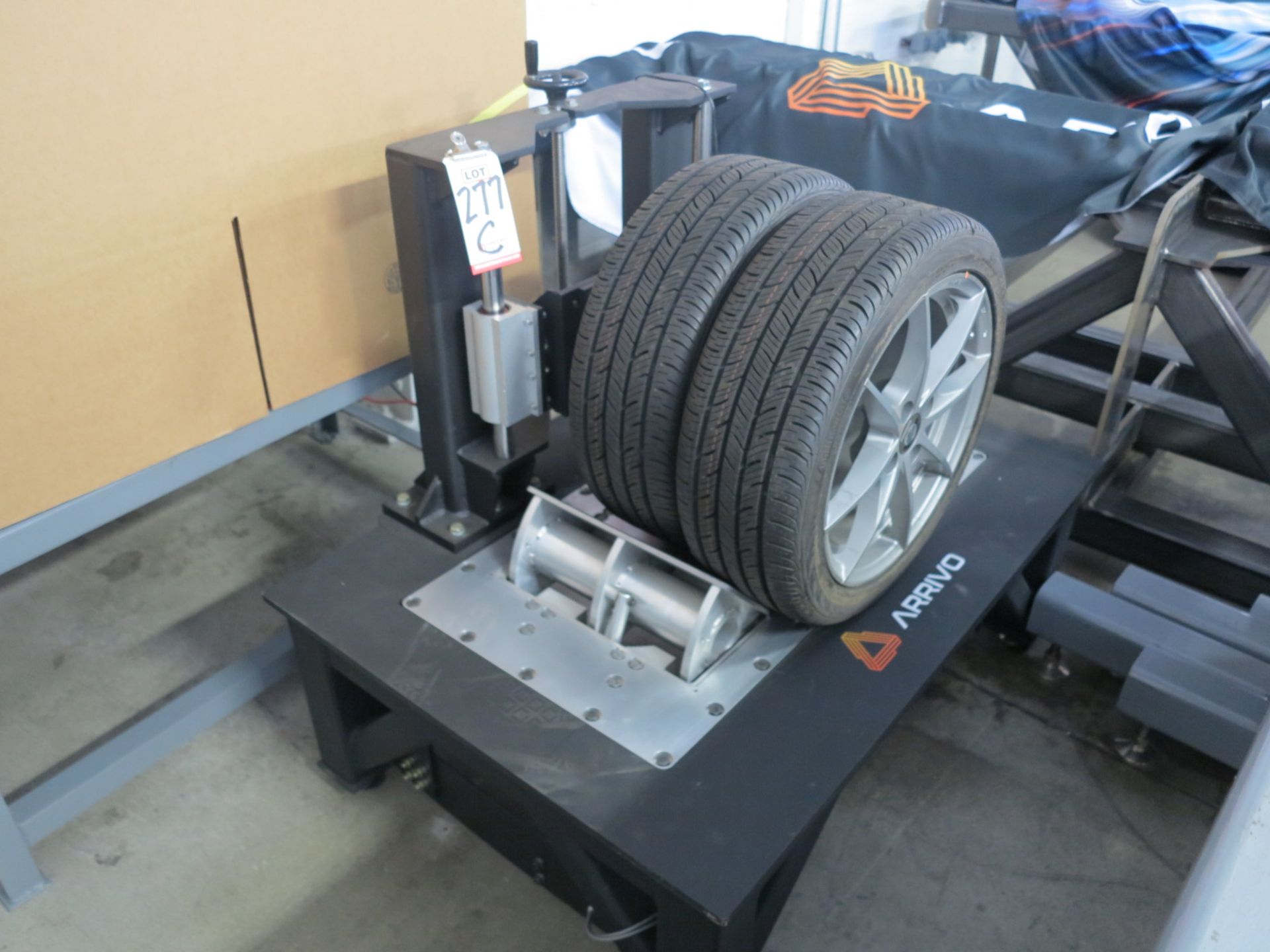 TEST FIXTURE FOR A TIRE BRAKE SYSTEM, WITH 2 FIAT 500 RIMS & TIRES