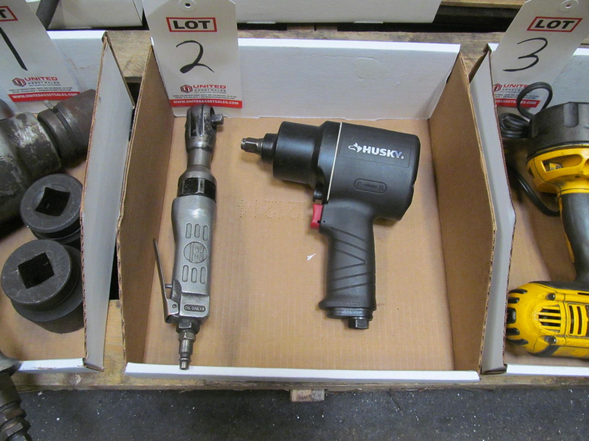 LOT - HUSKY #H4480 1/2" DRIVE PNEUMATIC IMPACT W/ CENTRAL PNEUMATICS 3/8" DRIVE PNEUMATIC RATCHET