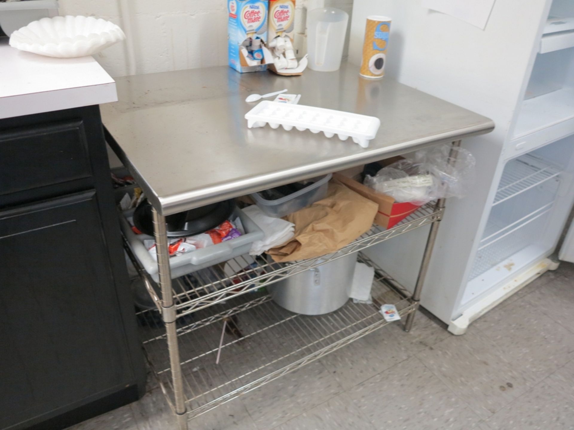 LOT - CONTENTS OF LUNCHROOM TO INCLUDE: (9) 3' X 3' TABLES, (28) CHAIRS, GE CAROUSEL MICROWAVE, LG - Image 3 of 8