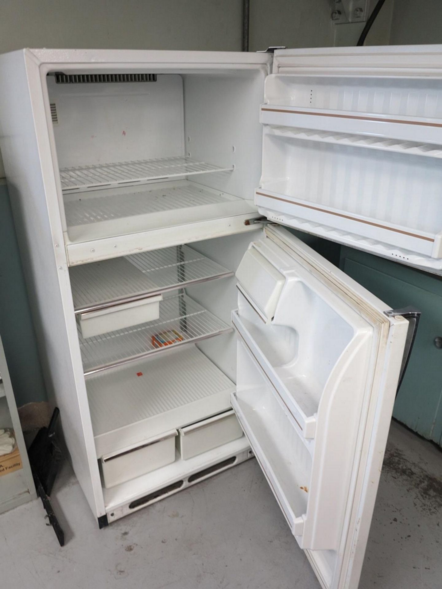 GE HOTPOINT REFRIGERATOR/FREEZER - Image 2 of 2