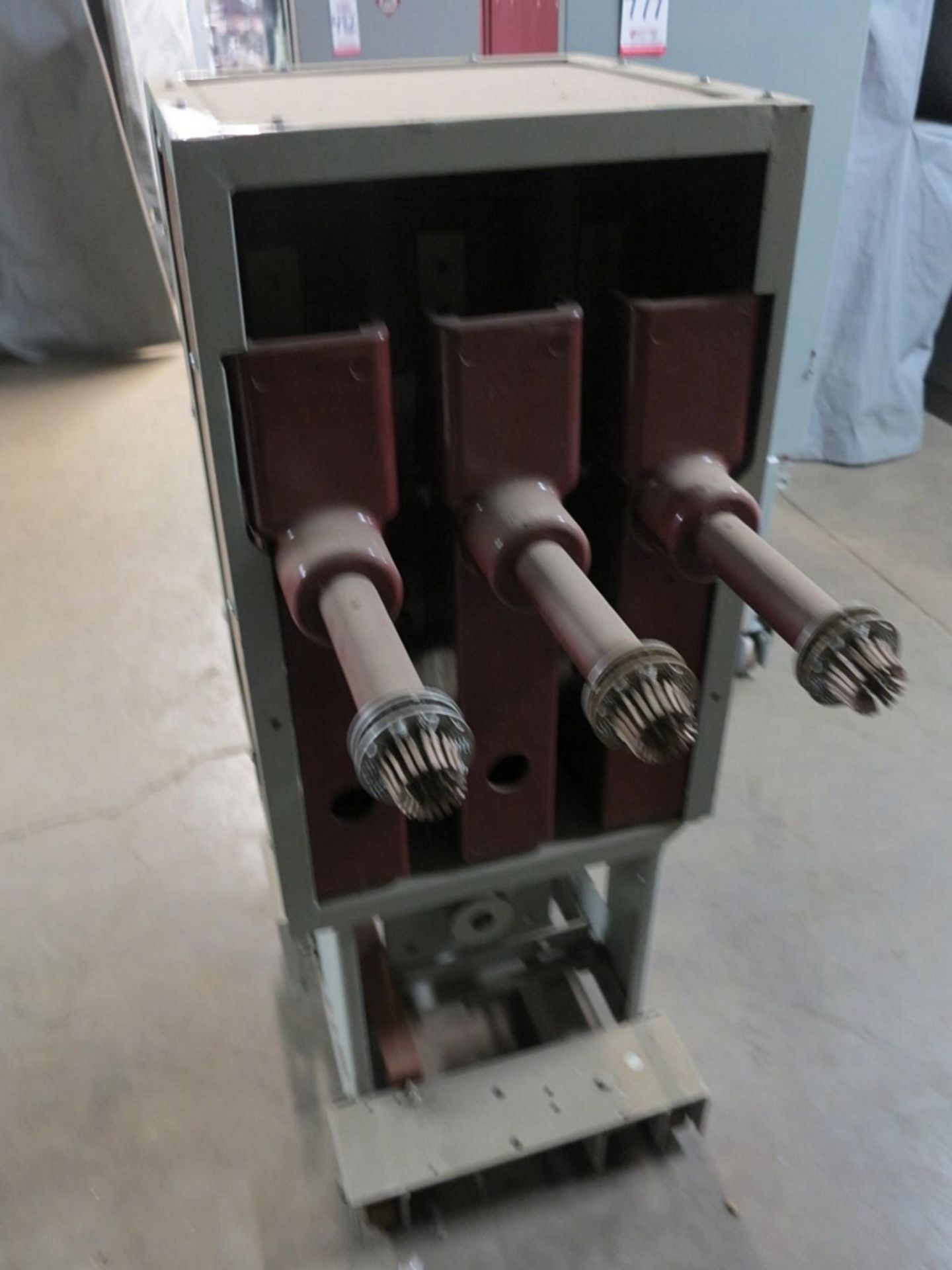 ALLIS CHALMERS TYPE MA-250-A CIRCUIT BREAKER, 5 KV, 1200 A, CURRENTLY DESIGNATED AS A GROUND AND - Image 2 of 2