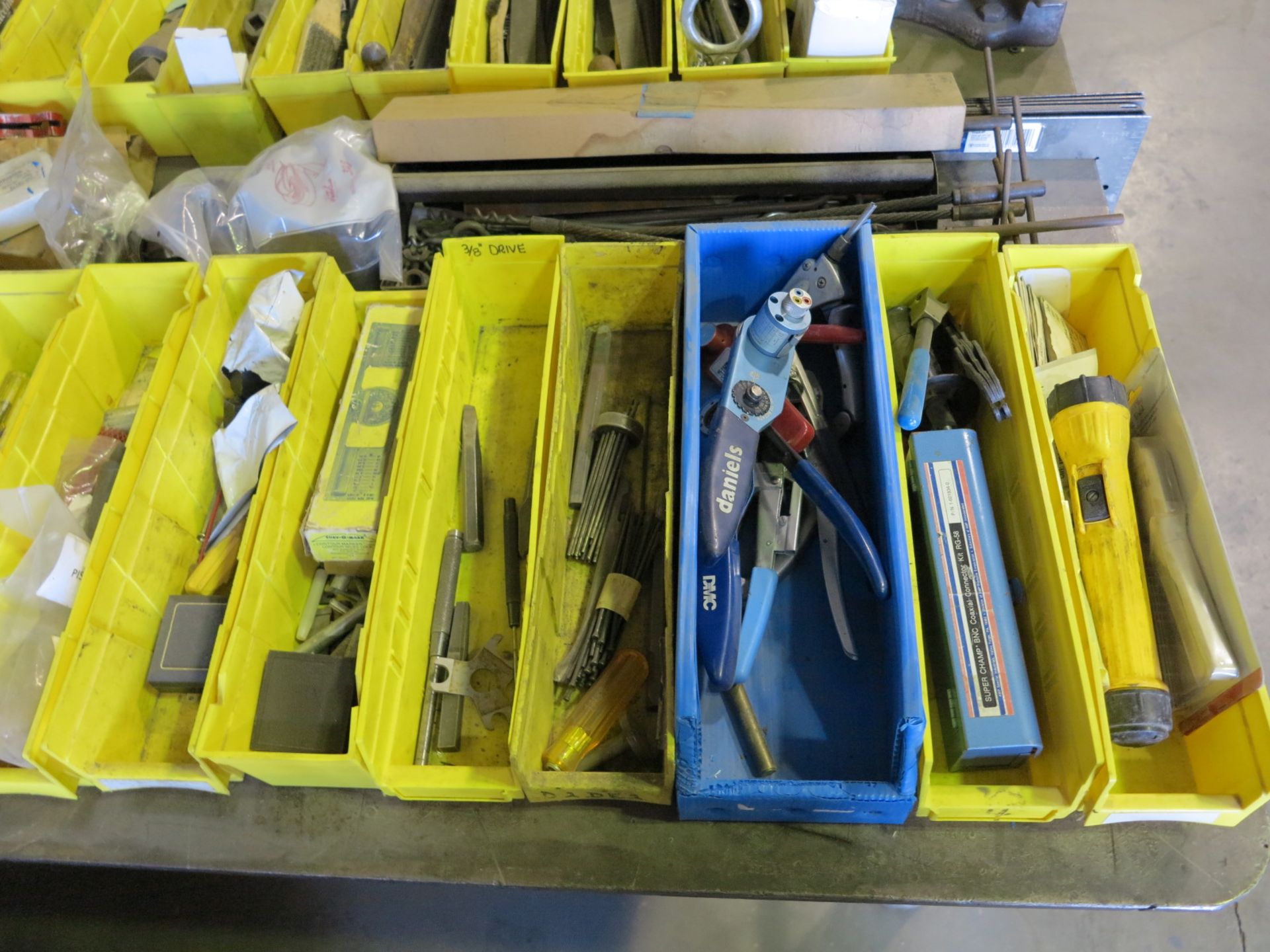 LOT - LARGE TABLE TOP LOT OF MISC HAND TOOLS - Image 4 of 6