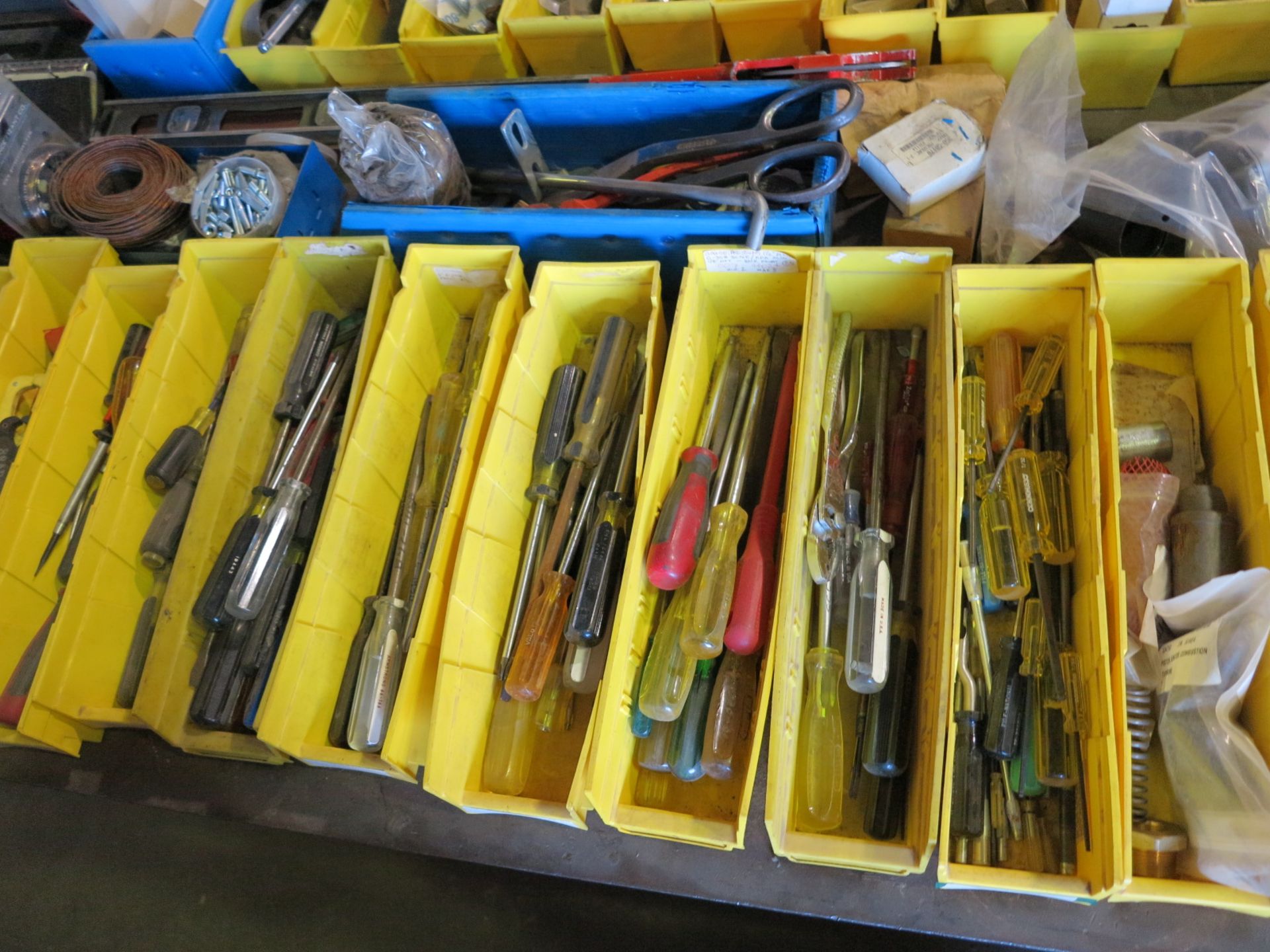 LOT - LARGE TABLE TOP LOT OF MISC HAND TOOLS - Image 5 of 6