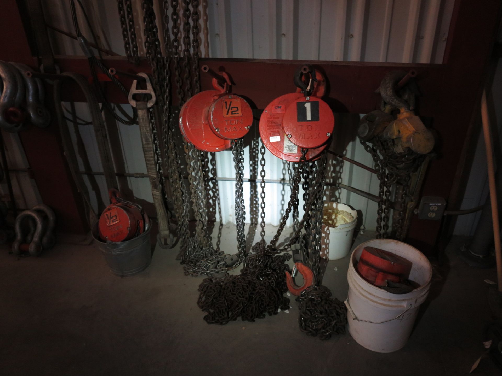 LOT - (6) HAND CHAIN HOISTS, SHACKLES, LIFTING EYES, STEEL LIFTING CABLES - Image 2 of 6