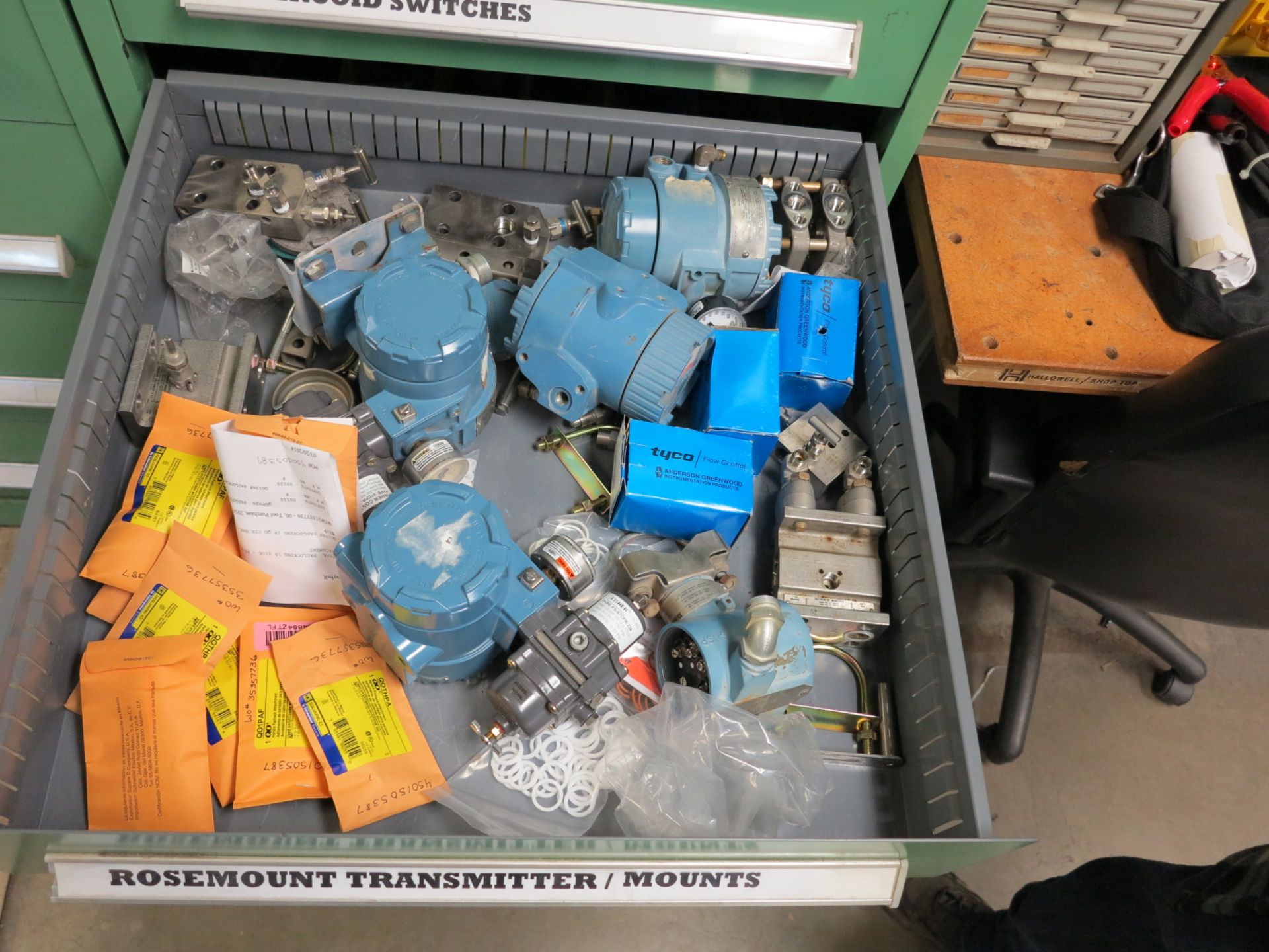 LOT - CONTENTS OF 8-DRAWER CABINET TO INCLUDE ROSEMOUNT TRANSMITTERS, MASONEILAN/FISHER/MOORE - Image 4 of 8
