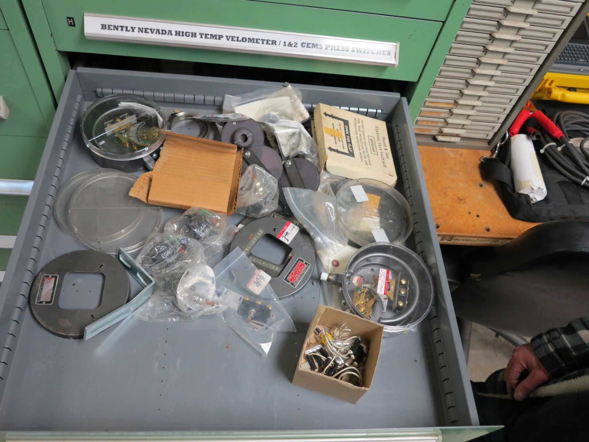 LOT - CONTENTS OF 8-DRAWER CABINET TO INCLUDE ROSEMOUNT TRANSMITTERS, MASONEILAN/FISHER/MOORE - Image 3 of 8