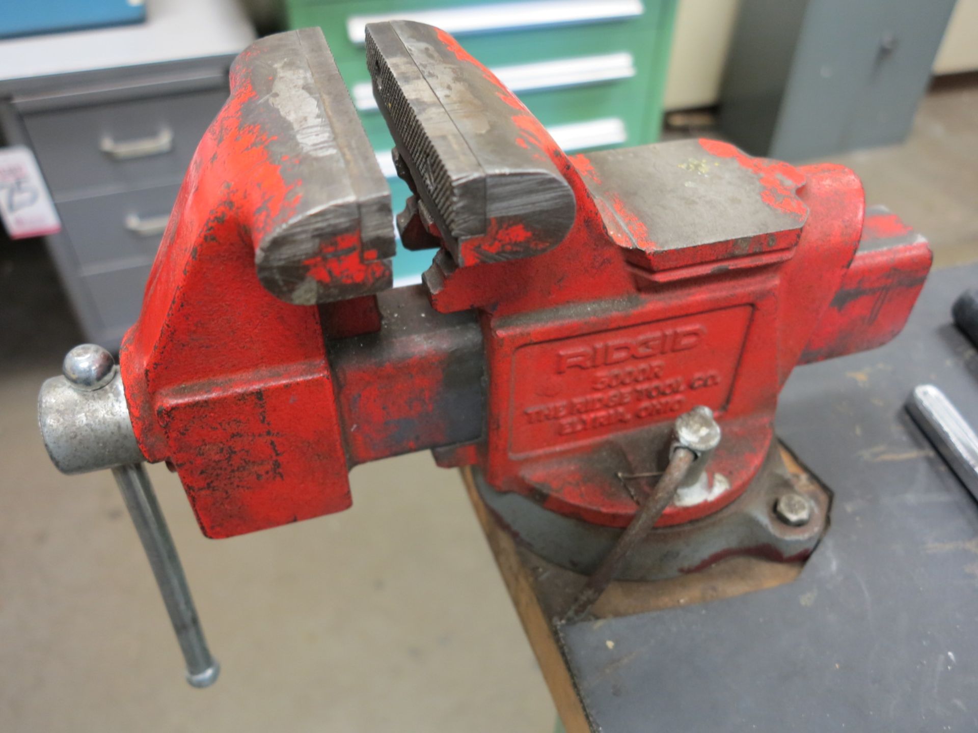 LOT - (1) WILTON 3-1/2" BENCH VISE AND (1) RIDGID 5" BENCH VISE - Image 2 of 2