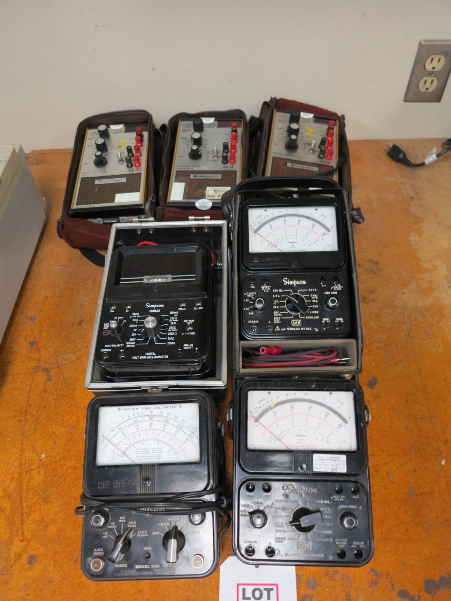 LOT - (1) SIMPSON 303 VACUUM TUBE VOLTMETER, (2) SIMPSON 260 ANALOG MULTIMETERS, (1) SIMPSON 360