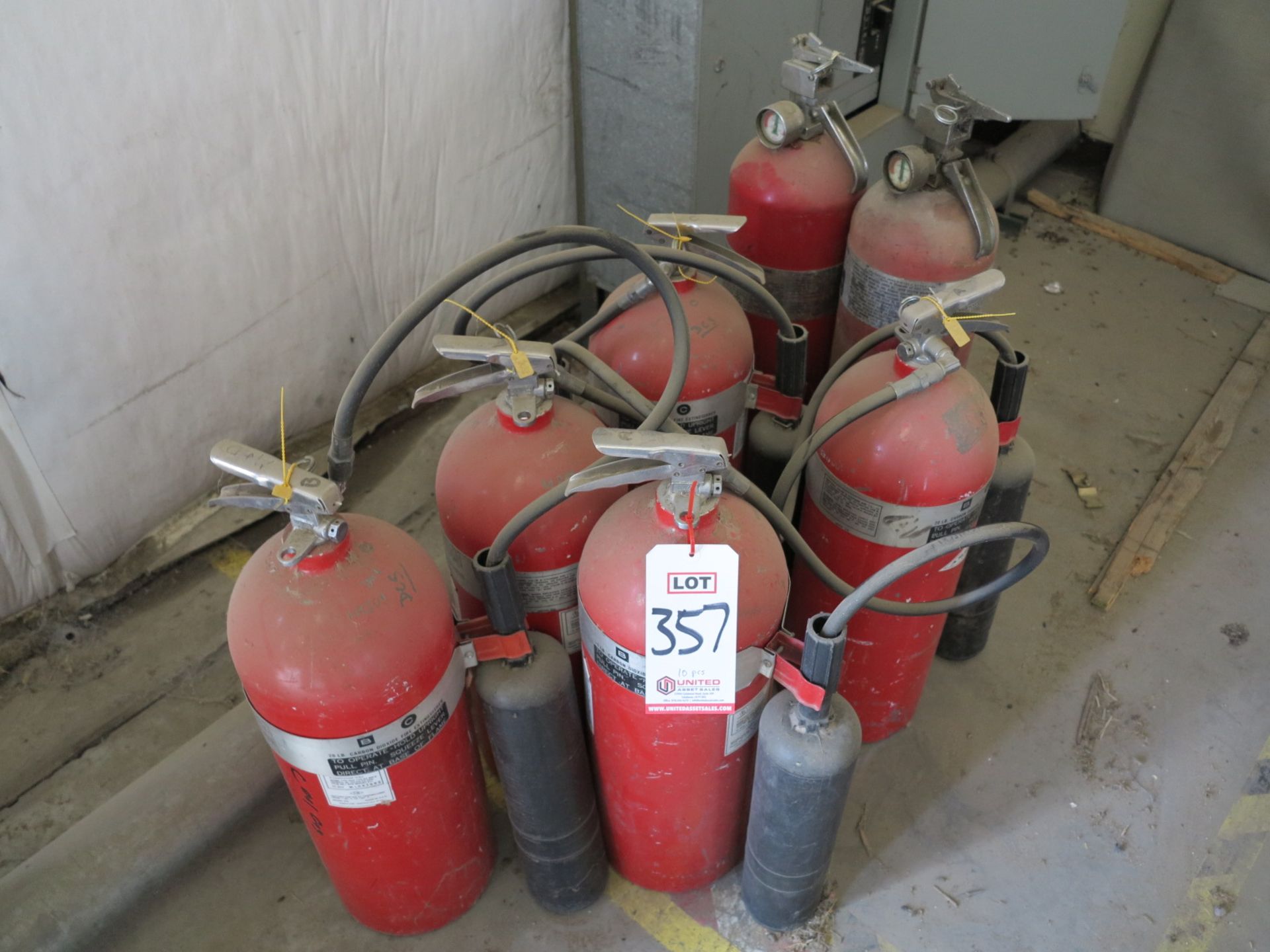 LOT - (7) CARBON DIOXIDE FIRE EXTINGUISHERS