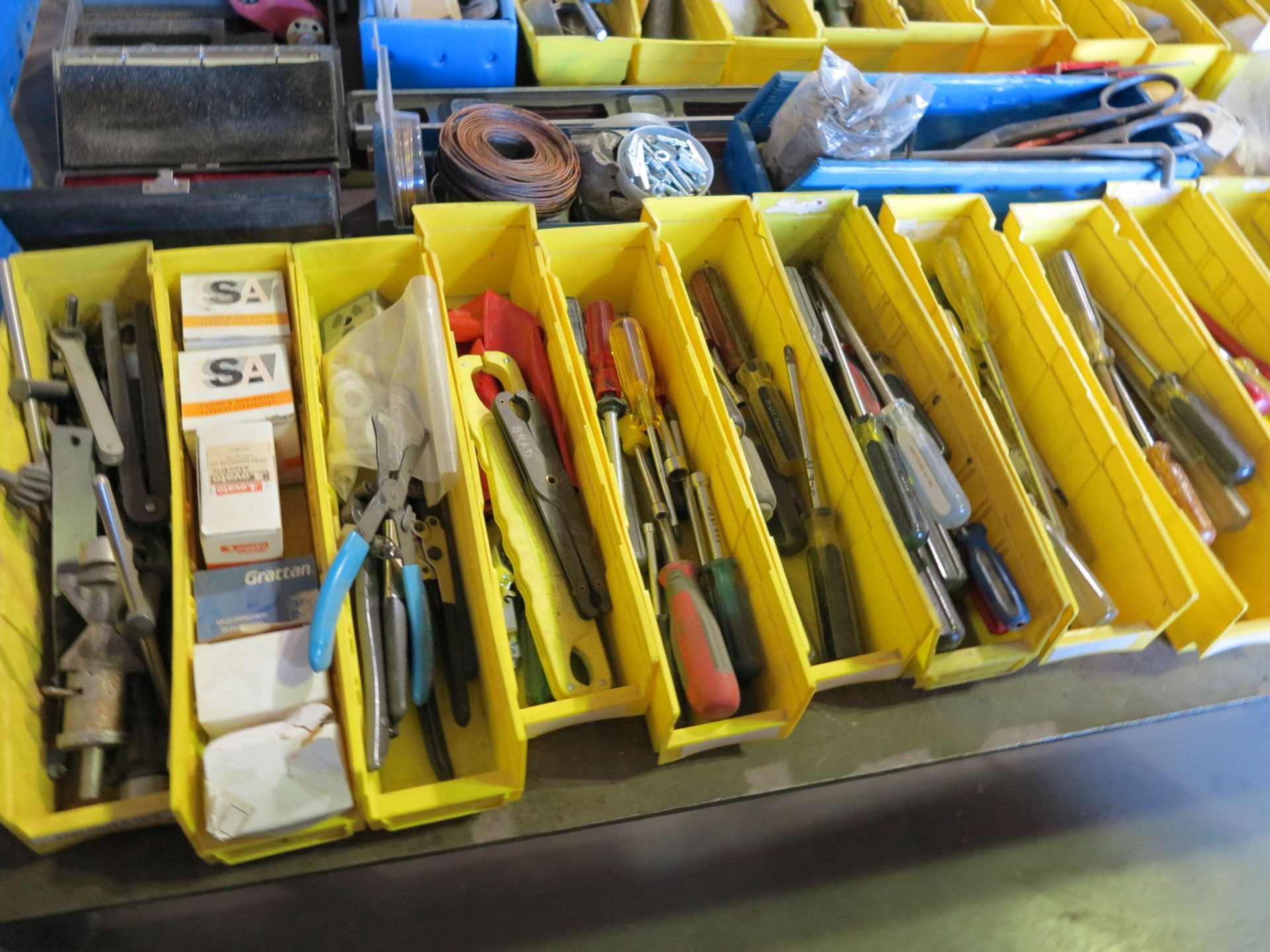 LOT - LARGE TABLE TOP LOT OF MISC HAND TOOLS - Image 6 of 6