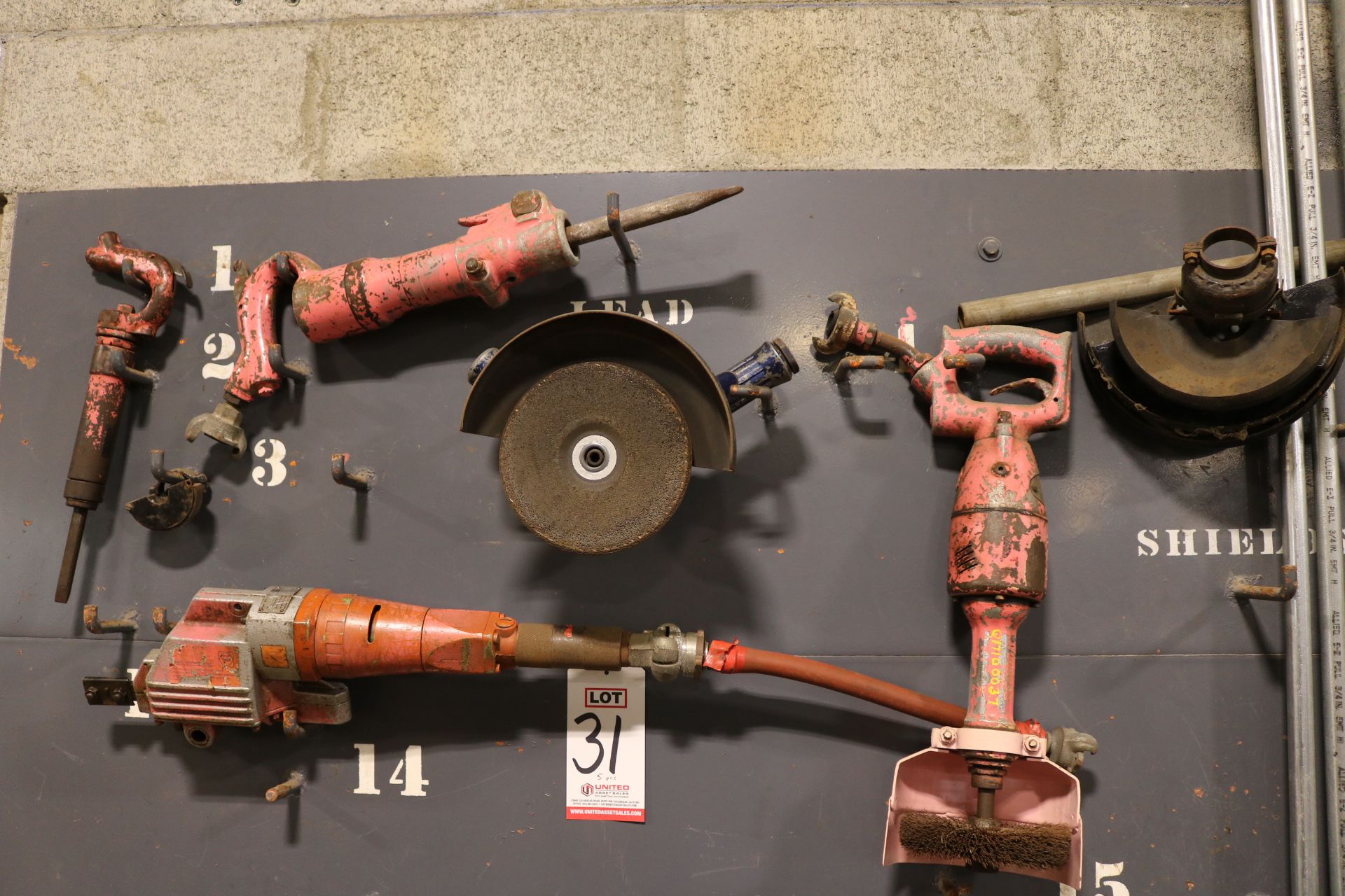 LOT - (5) PNEUMATIC TOOLS: (2) CHISELS, (2) GRINDERS AND (1) RECIPROCATING SAW