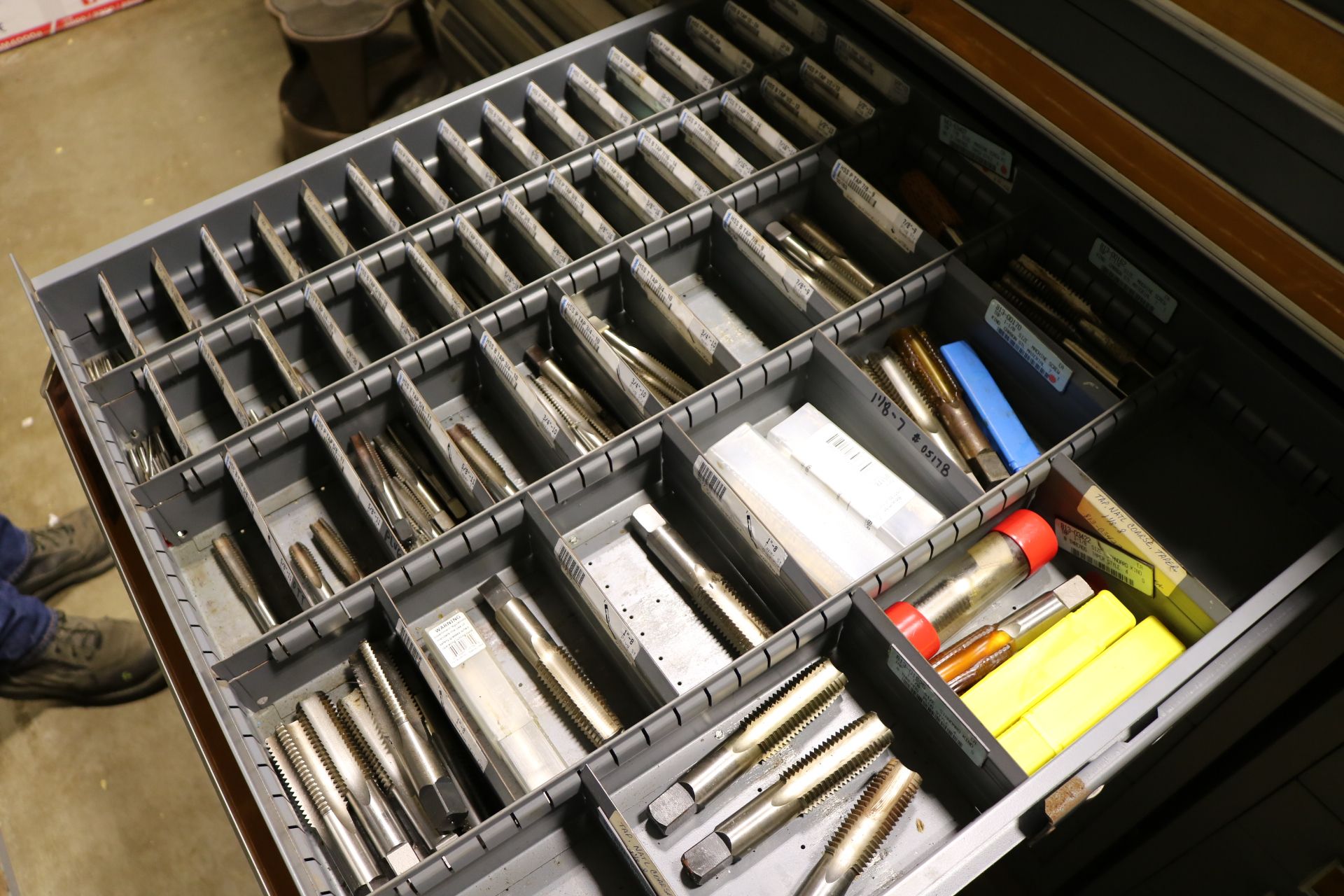 STANLEY VIDMAR 10-DRAWER PARTS/TOOL CABINET, W/ CONTENTS TO INCLUDE: LARGE ASSORTMENT OF THREADING - Image 6 of 11