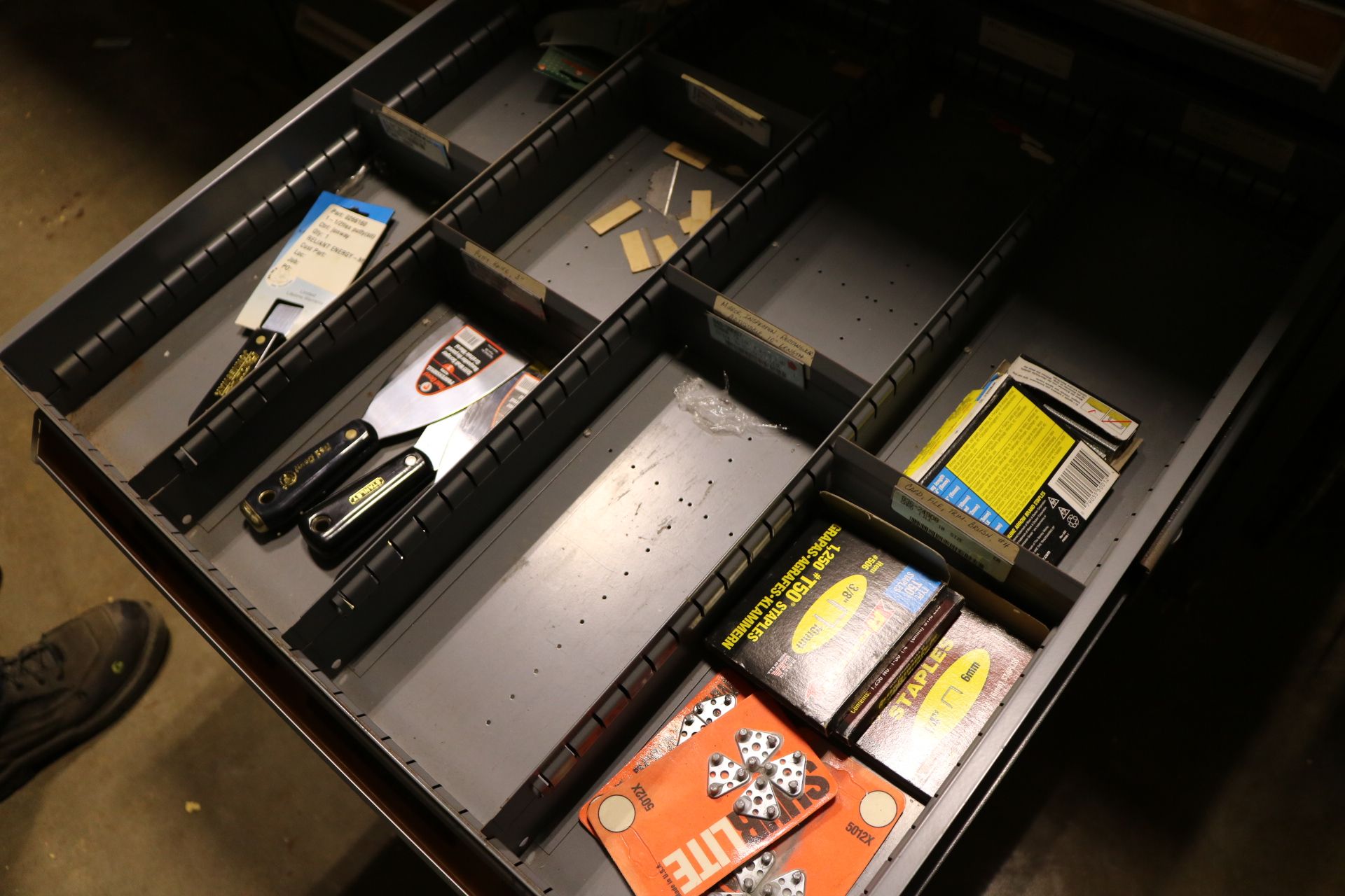 STANLEY VIDMAR 11-DRAWER PARTS/TOOL CABINET, W/ CONTENTS TO INCLUDE: LARGE ASSORTMENT OF GASKET HOLE - Image 9 of 12