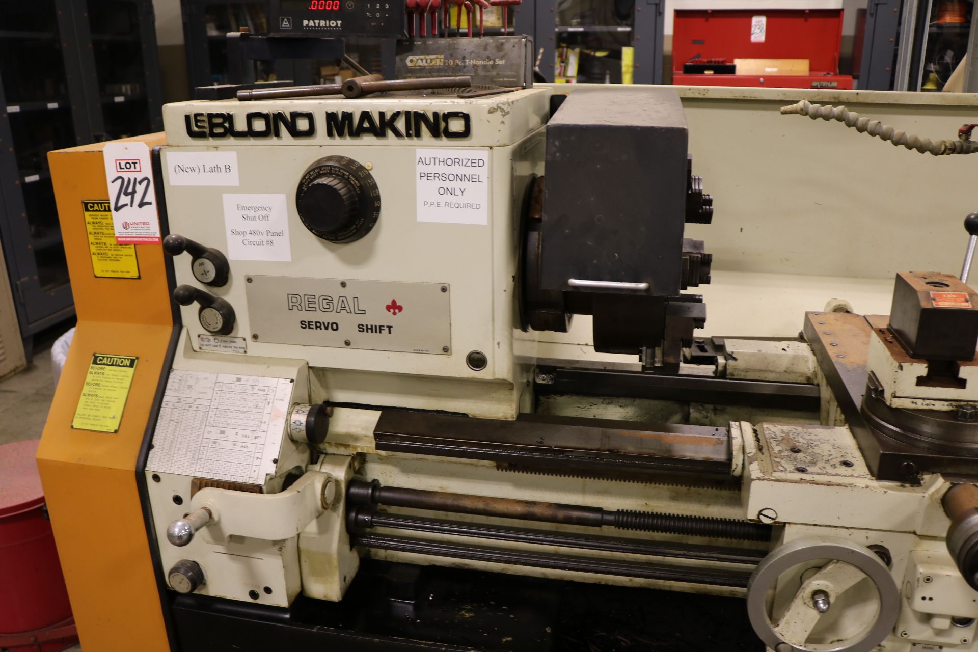 LEBLOND MAKINO 19" ENGINE LATHE, S/N 15E-470, 3" HOLE THRU SPINDLE, W/ 12" 6-JAW SELF-CENTERING - Image 3 of 11