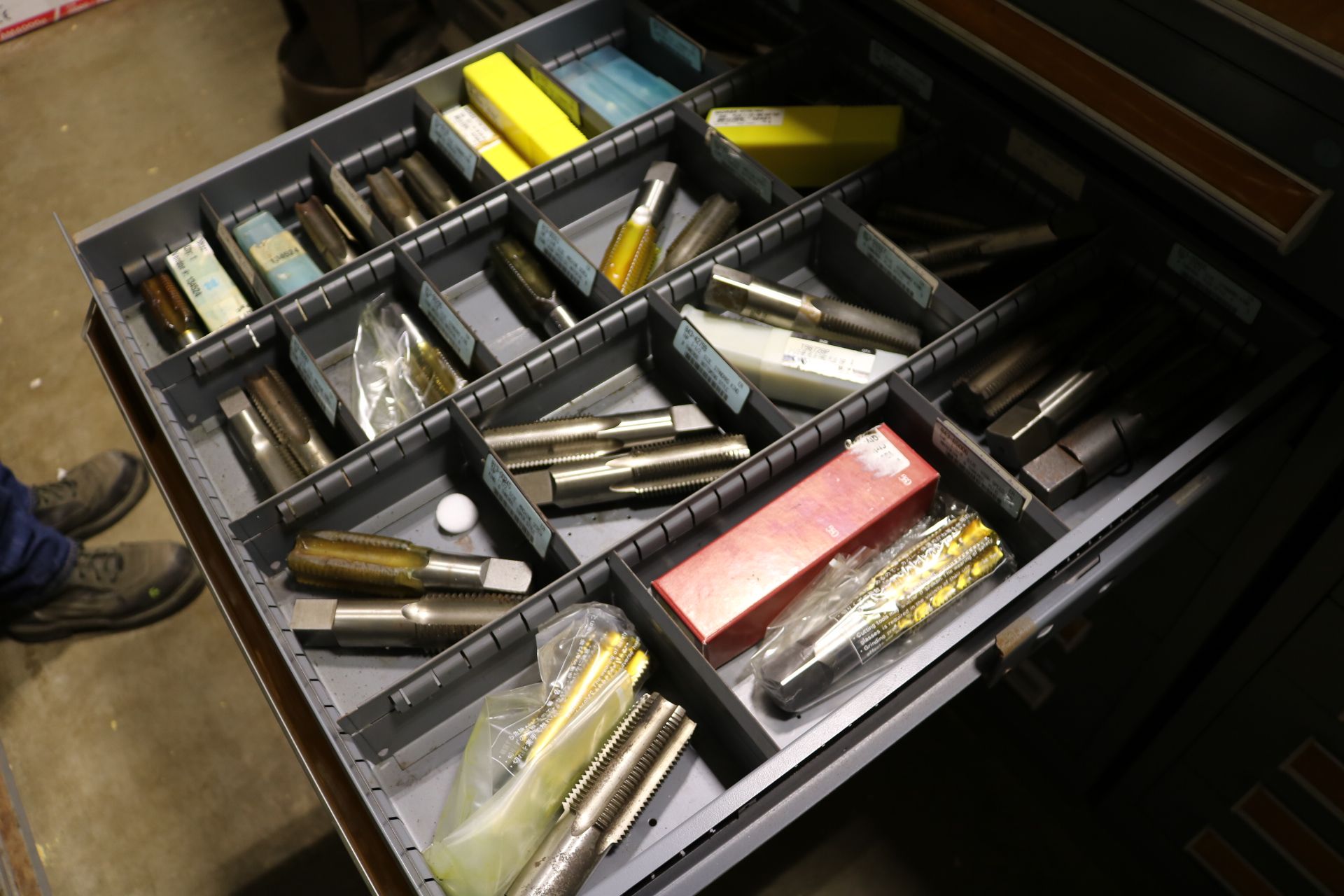 STANLEY VIDMAR 10-DRAWER PARTS/TOOL CABINET, W/ CONTENTS TO INCLUDE: LARGE ASSORTMENT OF THREADING - Image 7 of 11