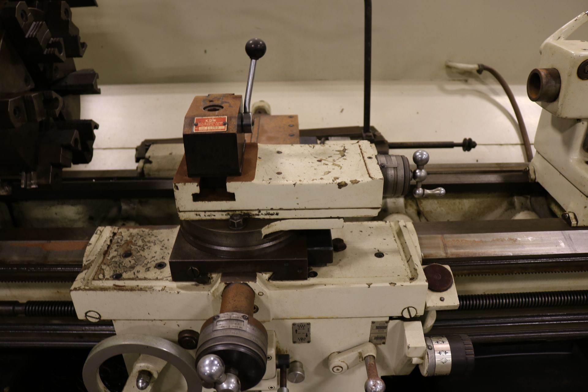 LEBLOND MAKINO 19" ENGINE LATHE, S/N 15E-470, 3" HOLE THRU SPINDLE, W/ 12" 6-JAW SELF-CENTERING - Image 5 of 11