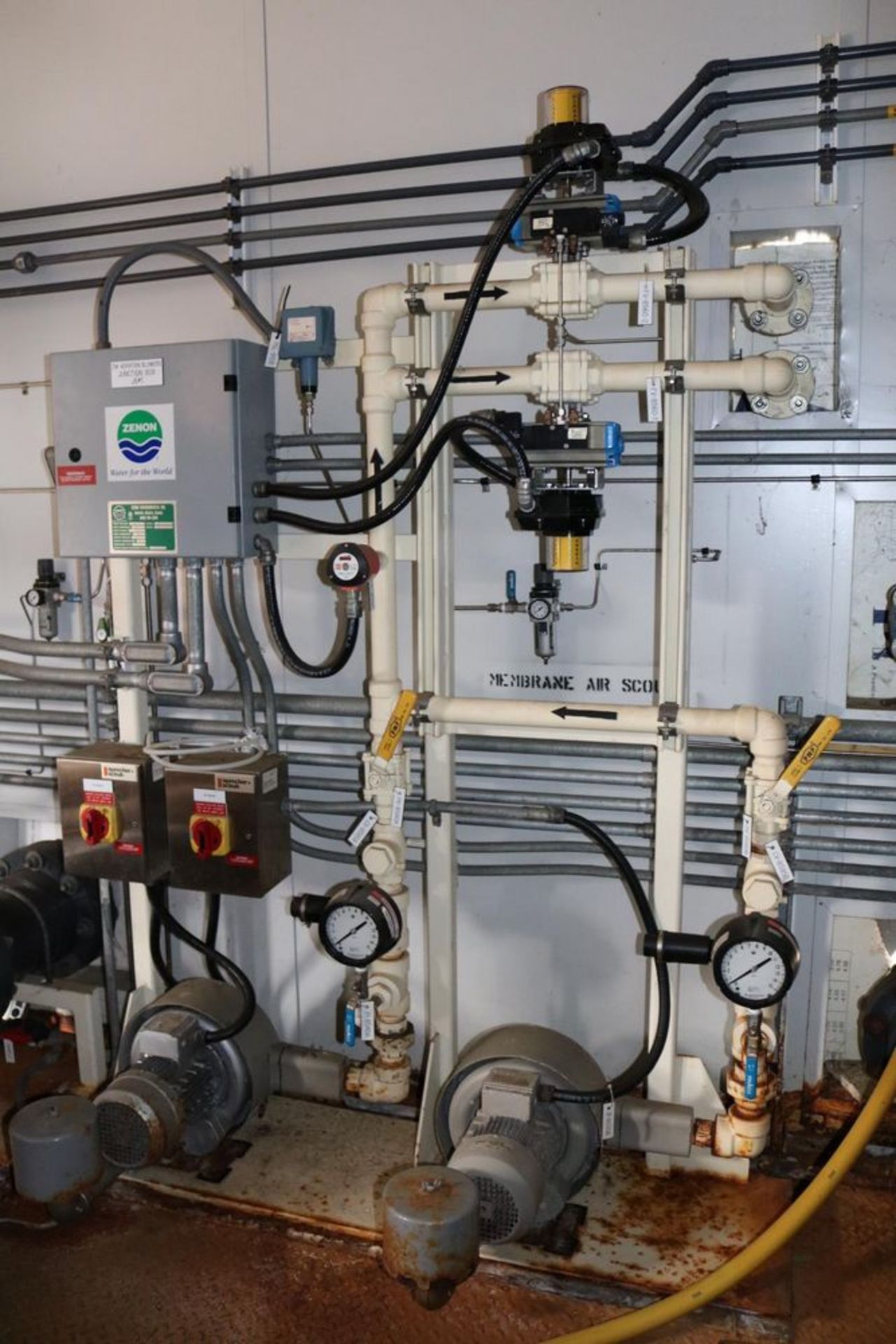 WATER TREATMENT BUILDING AND CONTENTS WITH MCC ROOM, ZENON MODEL 30029 VACUUM PUMPS, TANK MOUNTED - Image 3 of 21