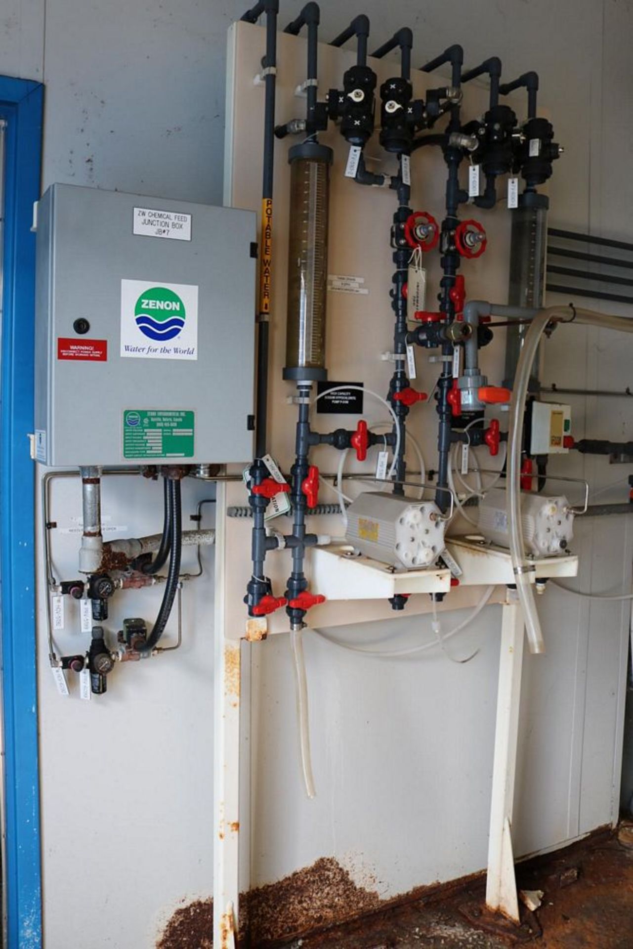 WATER TREATMENT BUILDING AND CONTENTS WITH MCC ROOM, ZENON MODEL 30029 VACUUM PUMPS, TANK MOUNTED - Image 8 of 21