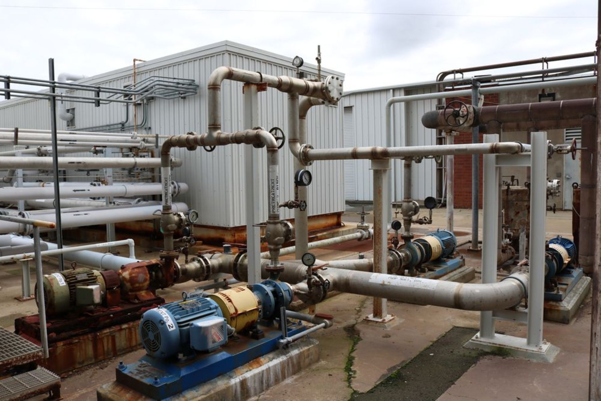 WATER TREATMENT BUILDING AND CONTENTS WITH MCC ROOM, ZENON MODEL 30029 VACUUM PUMPS, TANK MOUNTED - Image 16 of 21