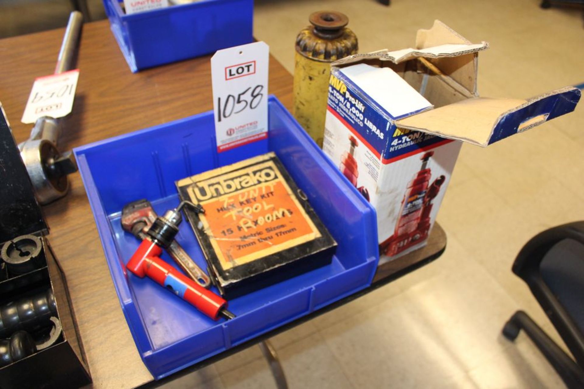 LOT - HYDRAULIC JACKS & ASSORTED TOOLS, (LUNCHROOM)