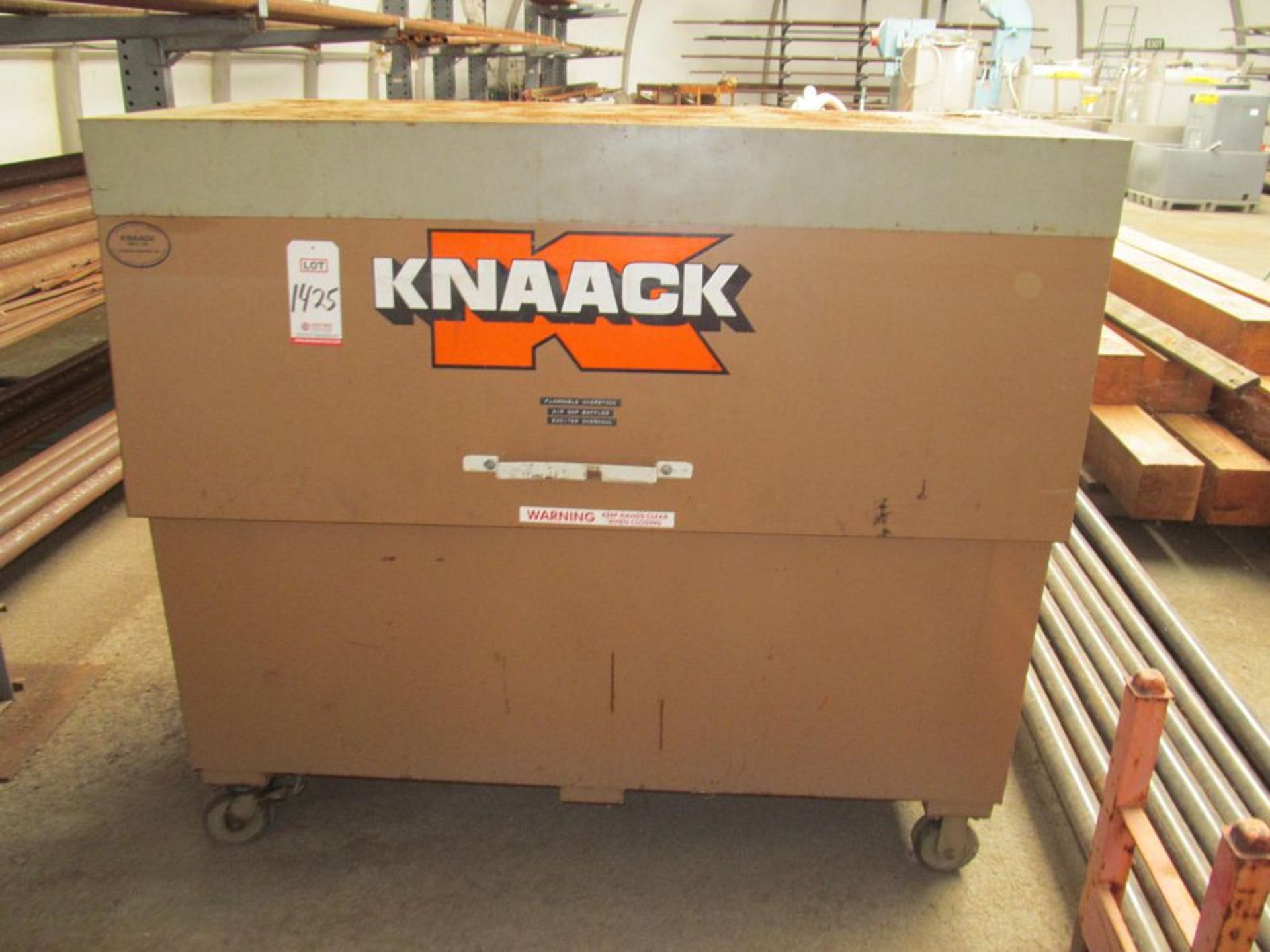 KNAACK STORAGEMASTER 89 JOB SITE TOOL BOX (DOME BUILDING)