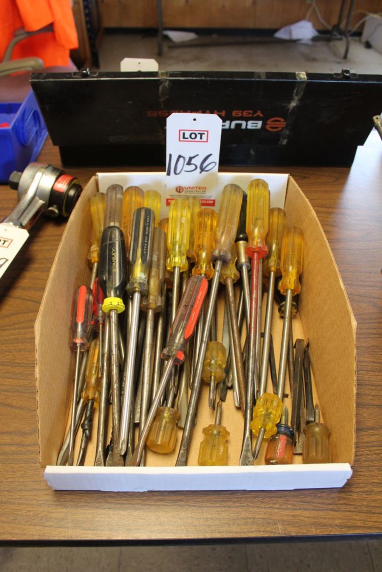 LOT - SCREWDRIVERS, (LUNCHROOM)