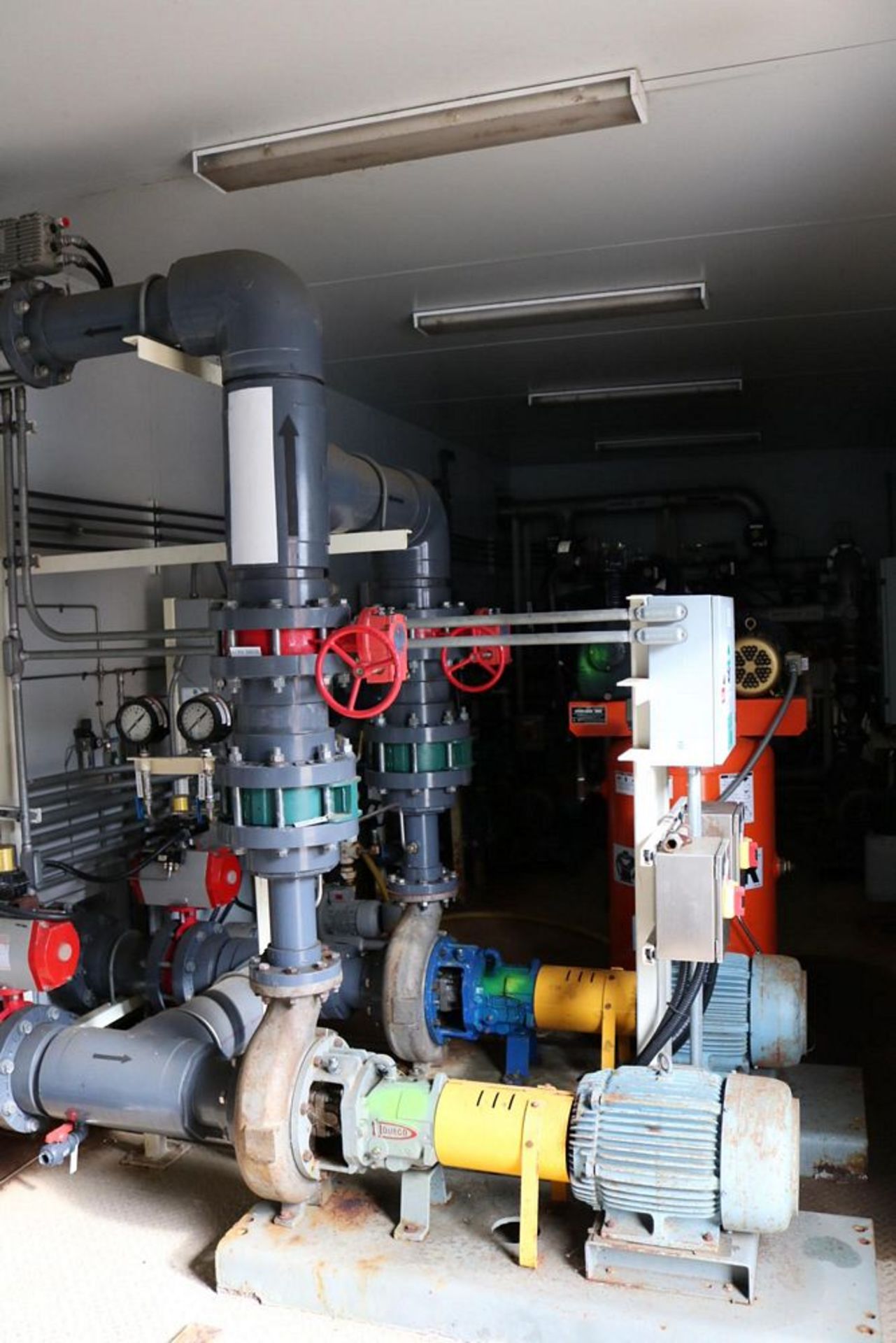 WATER TREATMENT BUILDING AND CONTENTS WITH MCC ROOM, ZENON MODEL 30029 VACUUM PUMPS, TANK MOUNTED - Image 4 of 21