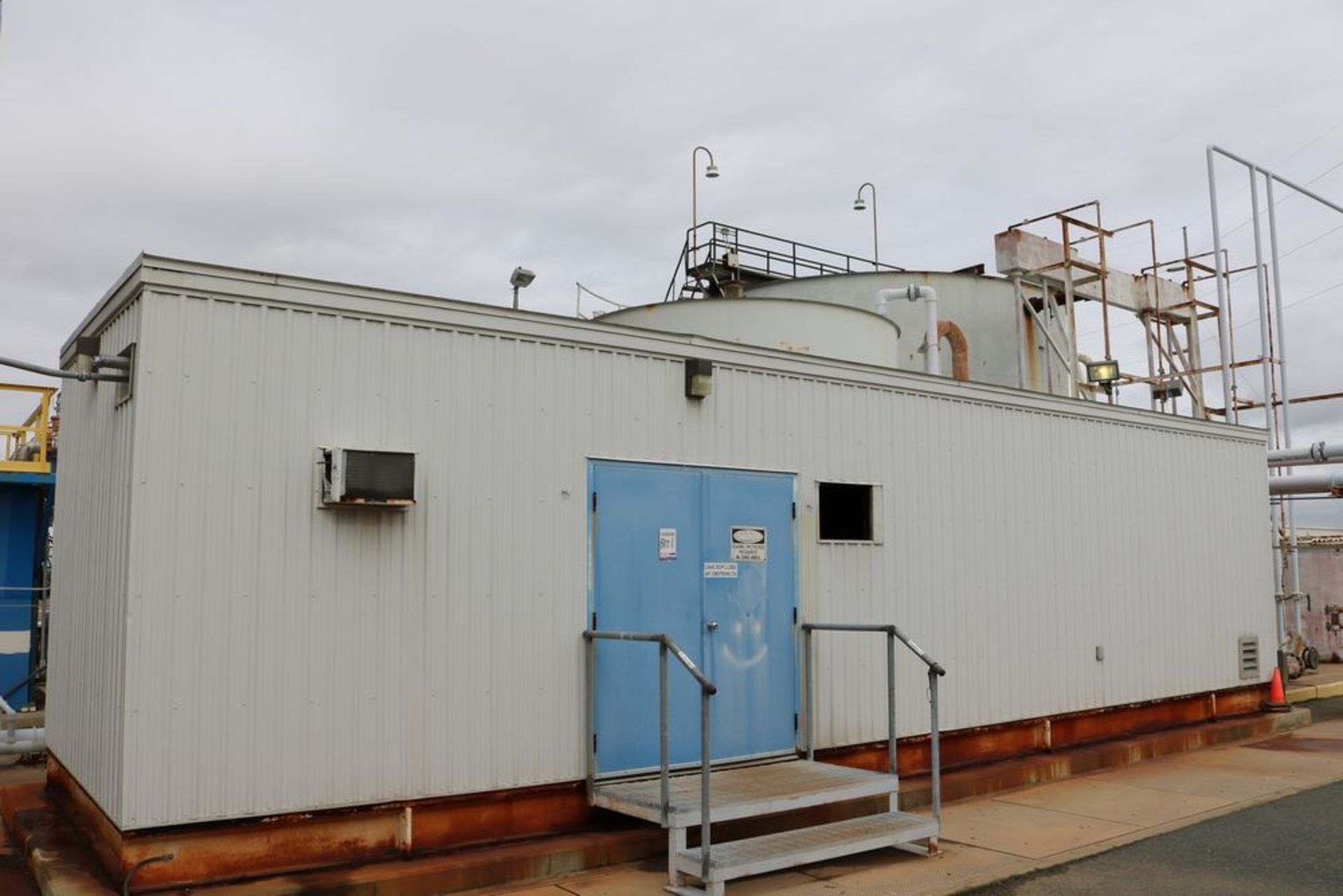 WATER TREATMENT BUILDING AND CONTENTS WITH MCC ROOM, ZENON MODEL 30029 VACUUM PUMPS, TANK MOUNTED - Image 12 of 21