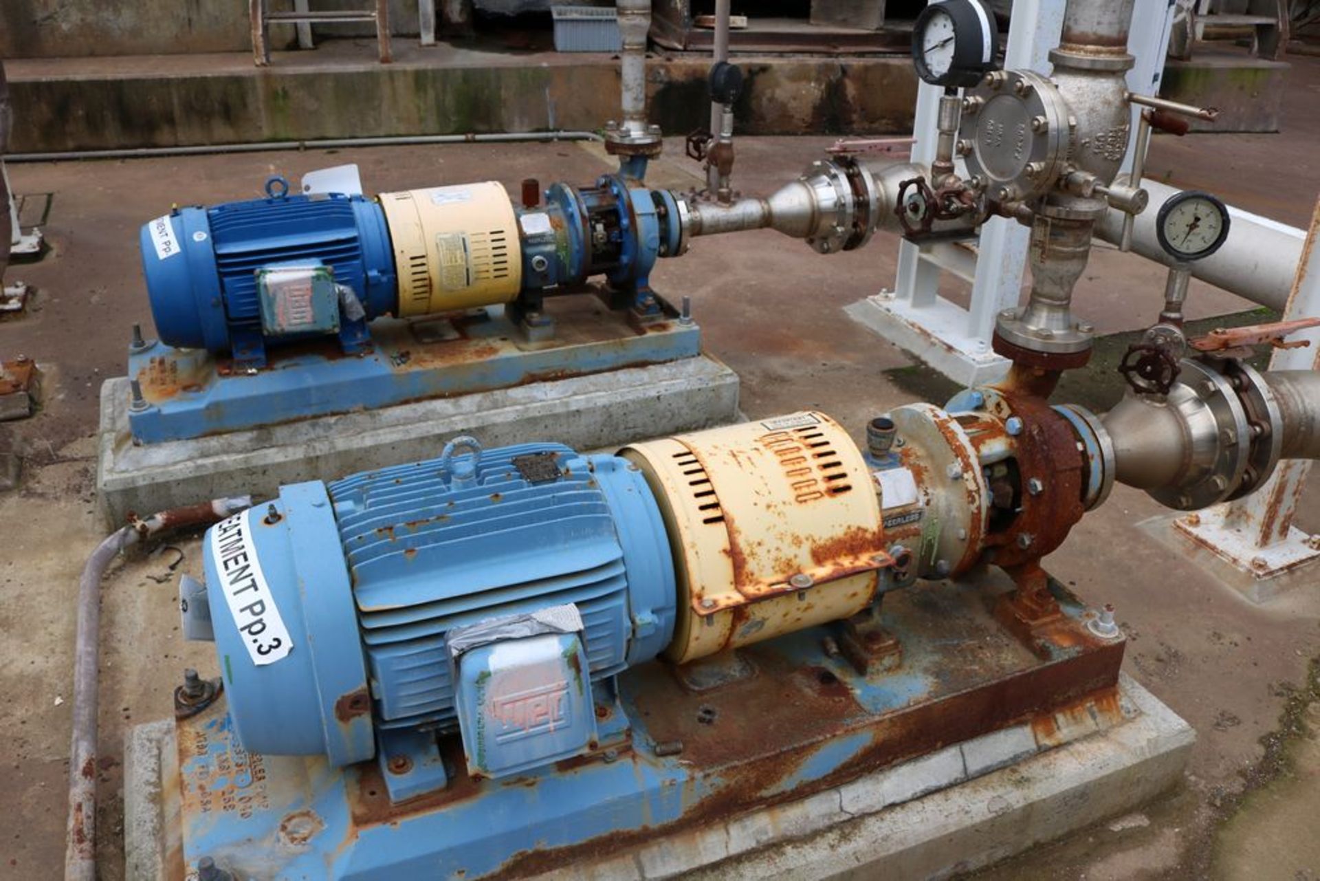 WATER TREATMENT BUILDING AND CONTENTS WITH MCC ROOM, ZENON MODEL 30029 VACUUM PUMPS, TANK MOUNTED - Image 13 of 21