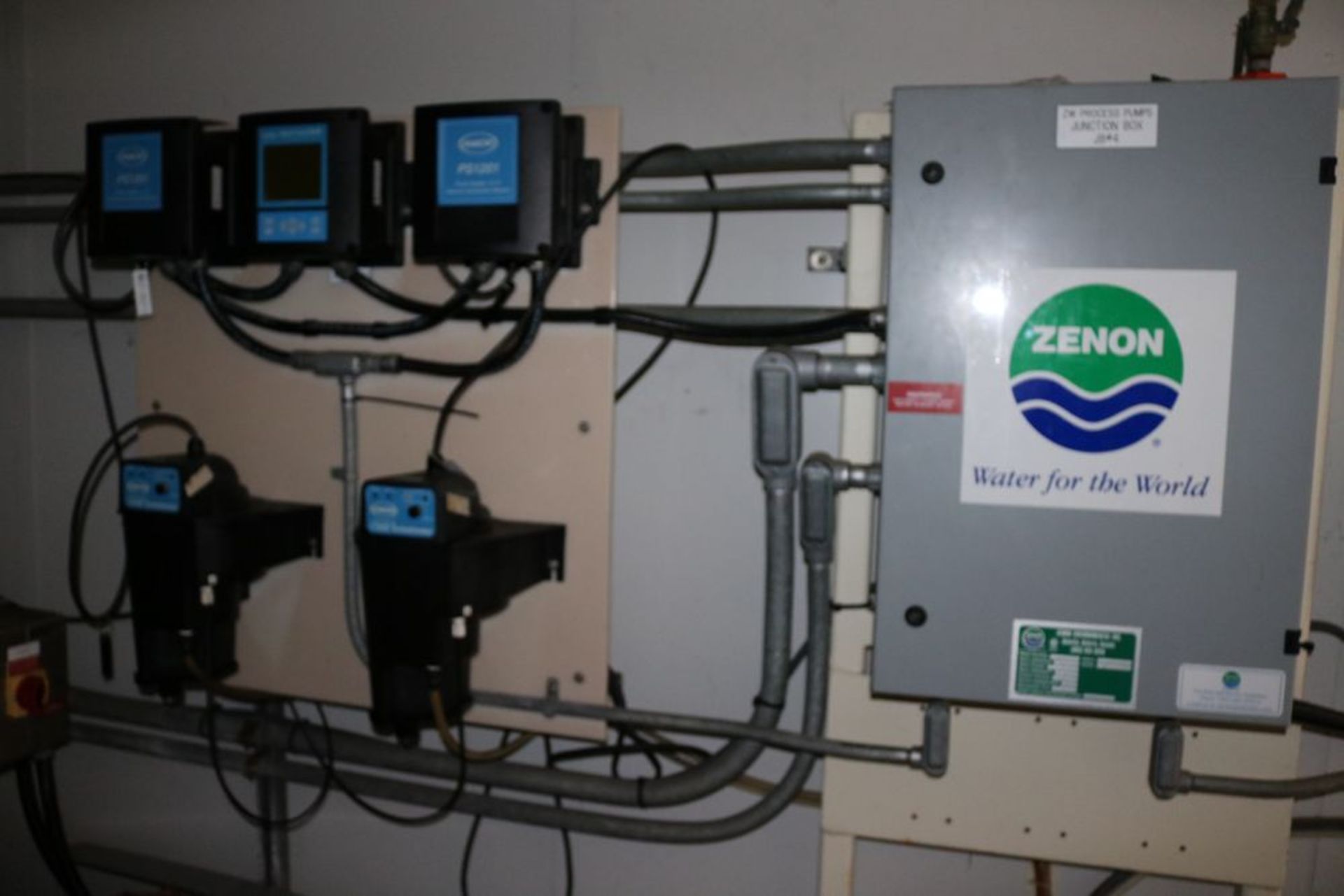 WATER TREATMENT BUILDING AND CONTENTS WITH MCC ROOM, ZENON MODEL 30029 VACUUM PUMPS, TANK MOUNTED - Image 2 of 21