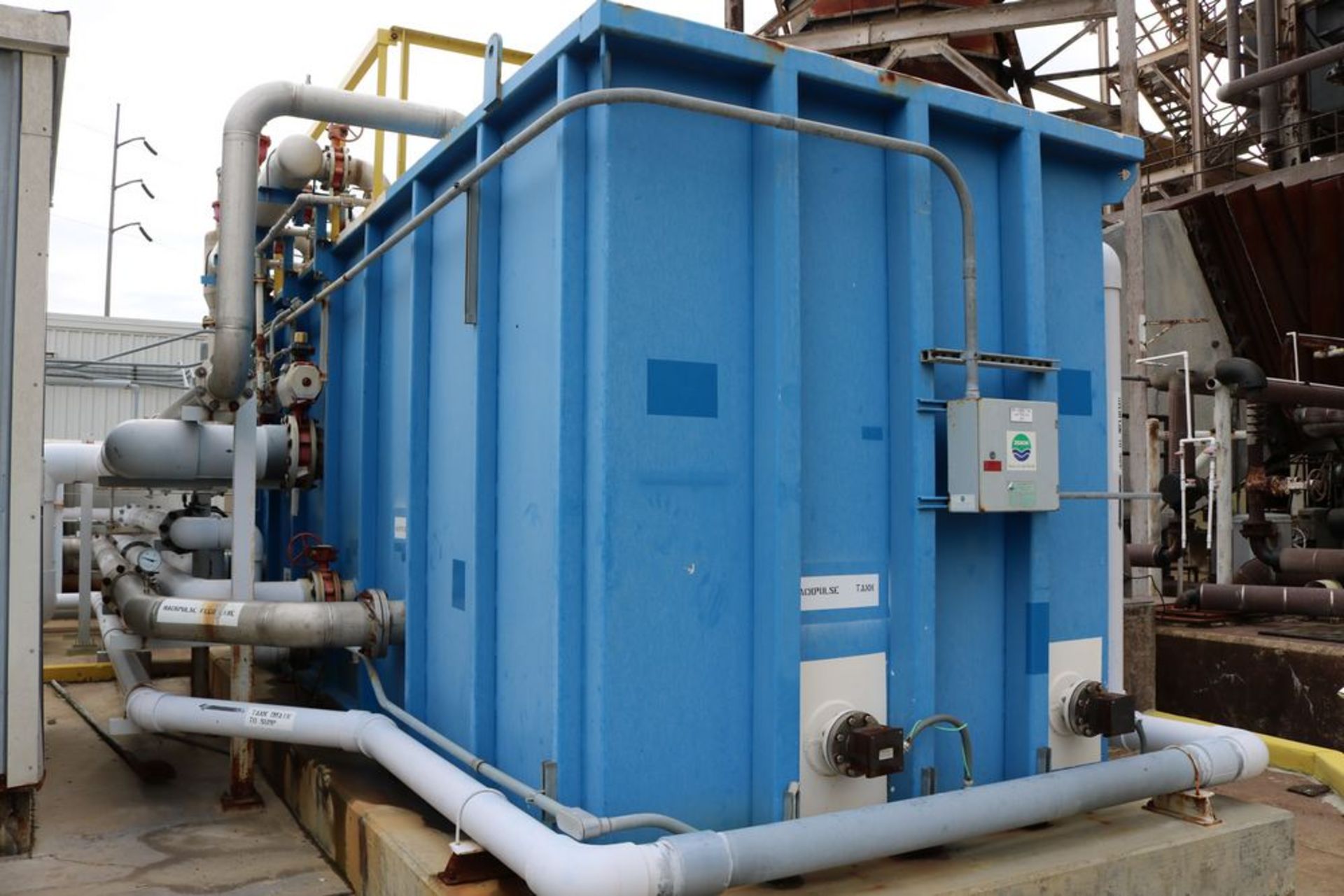 WATER TREATMENT BUILDING AND CONTENTS WITH MCC ROOM, ZENON MODEL 30029 VACUUM PUMPS, TANK MOUNTED - Image 17 of 21