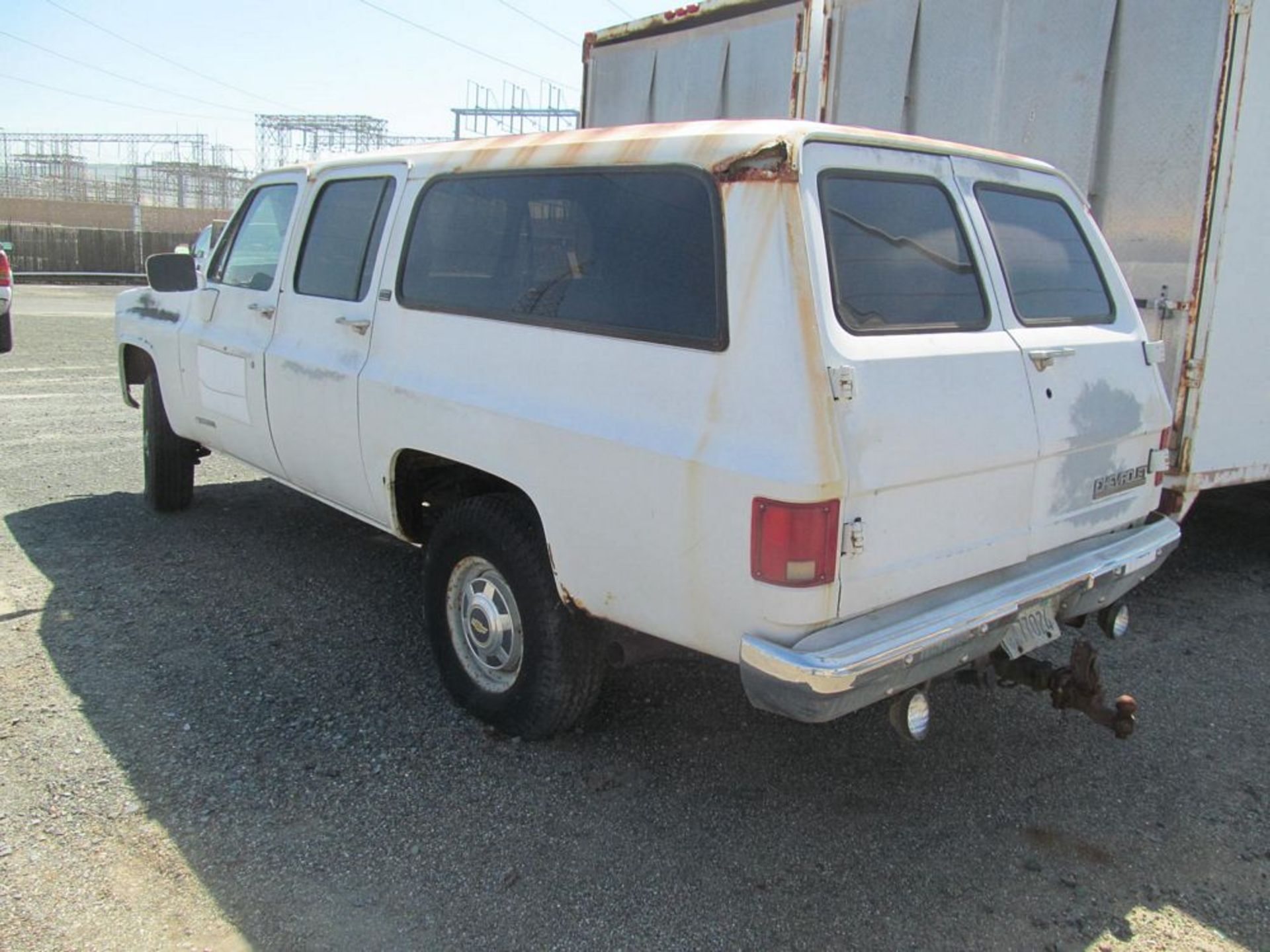 1990 CHEVROLET SUBURBAN SUV, VIN 1GNCV26K91F168801, 110,000 MILES, (NO TITLE) - Image 3 of 4