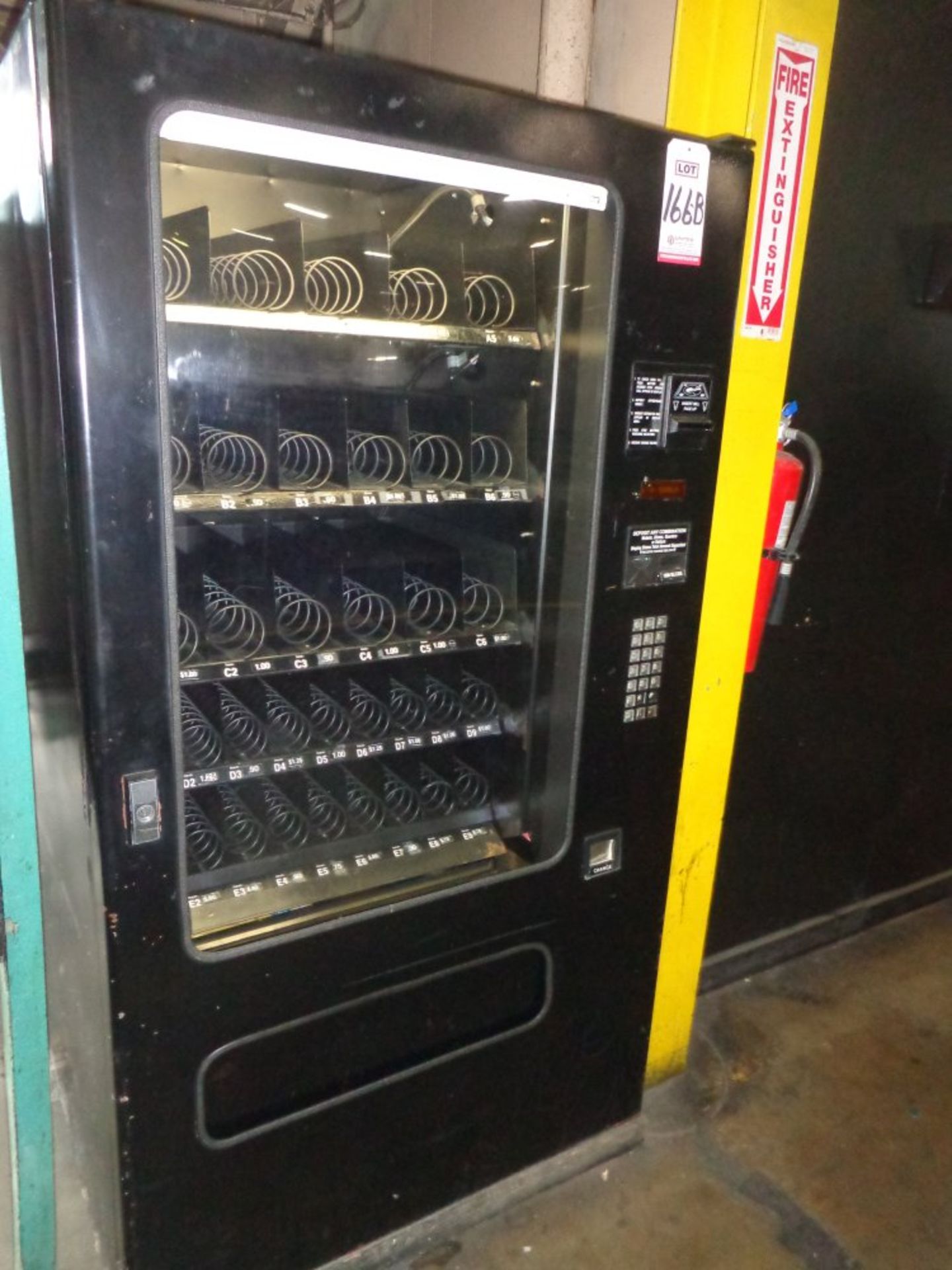 SNACK VENDING MACHINE WITH KEY