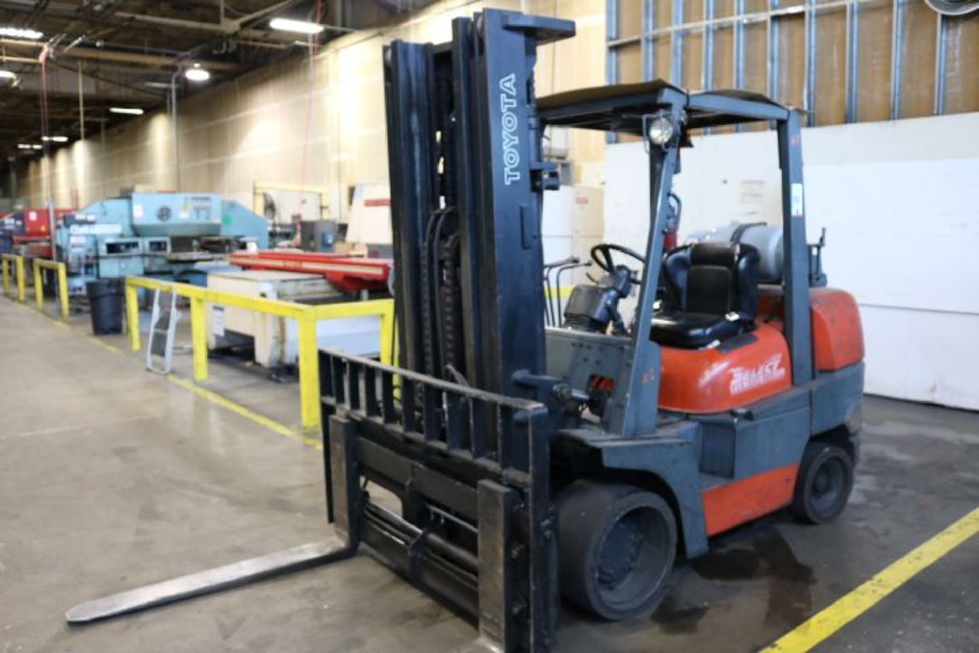 TOYOTA FORKLIFT, MODEL 52-6FGCU45, 9,000 LB, 3-STAGE MAST, W/ SIDE SHIFT, S/N N/A - Image 3 of 13